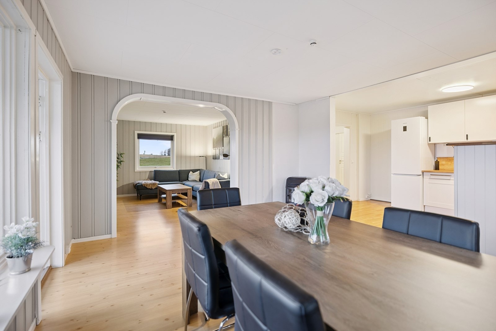 Åpen løsning mellom stue og spisestue. Galleribilde