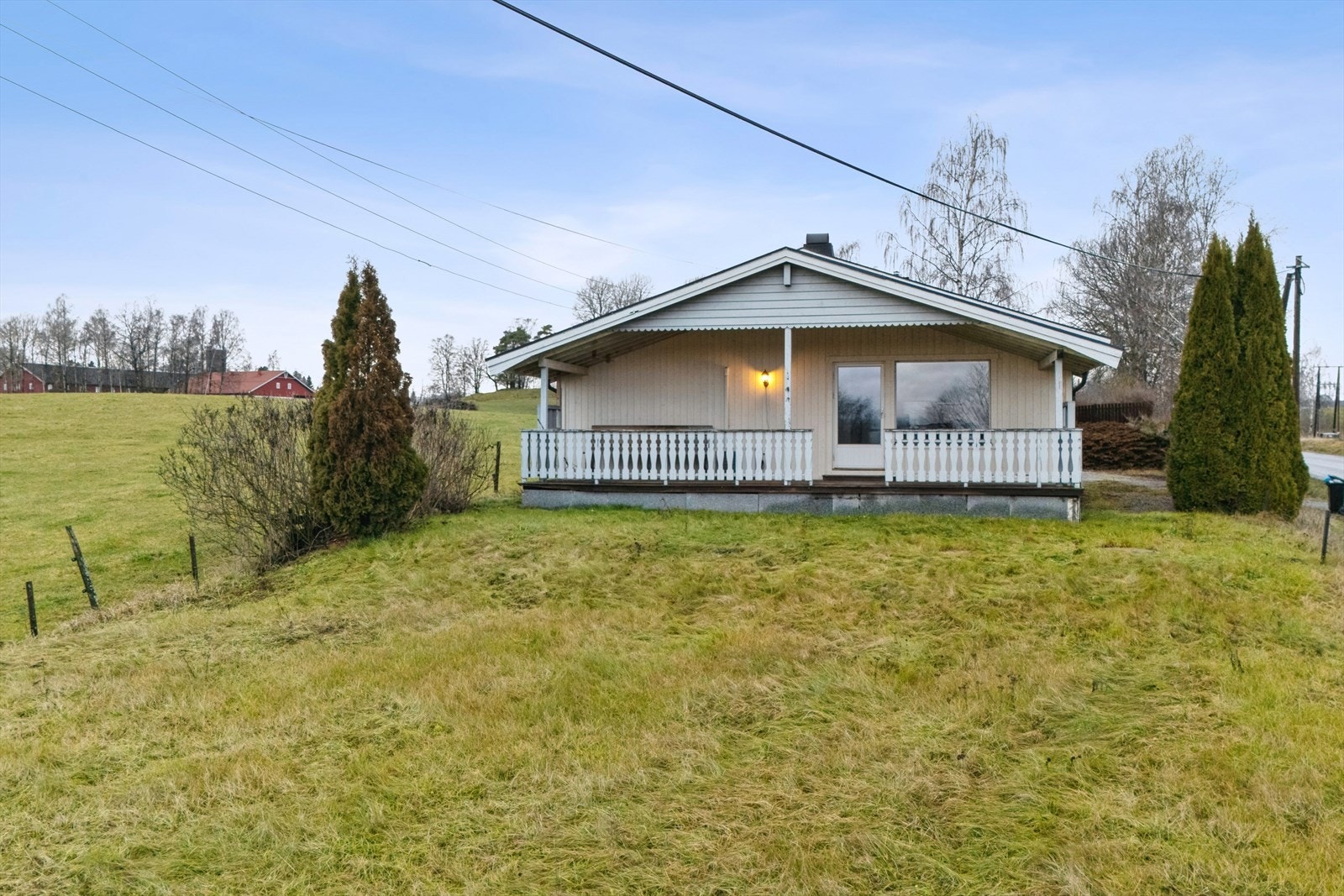 Overbygget veranda og fin beliggenhet med utsikt over nærområdet. Galleribilde