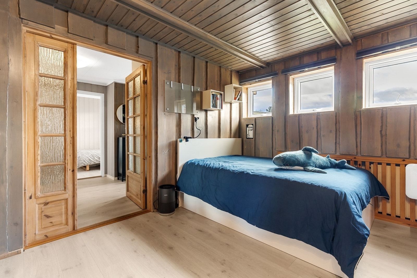 Herfra er det adkomst til tre boder som gir gode oppbevaringsmuligheter. Varmtvannsbereder er plassert i den ene boden, som i tillegg er utstyrt med sluk. Galleribilde