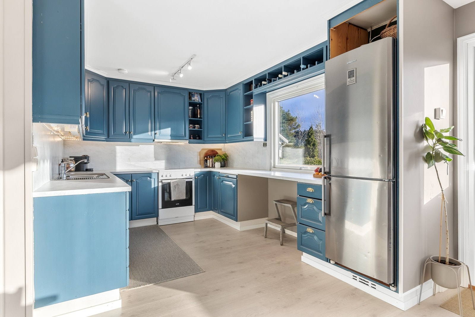 Innredningen har avsatt plass til frittstående hvitevarer, herunder kjøl-/fryseskap, oppvaskmaskin og stekeovn Galleribilde