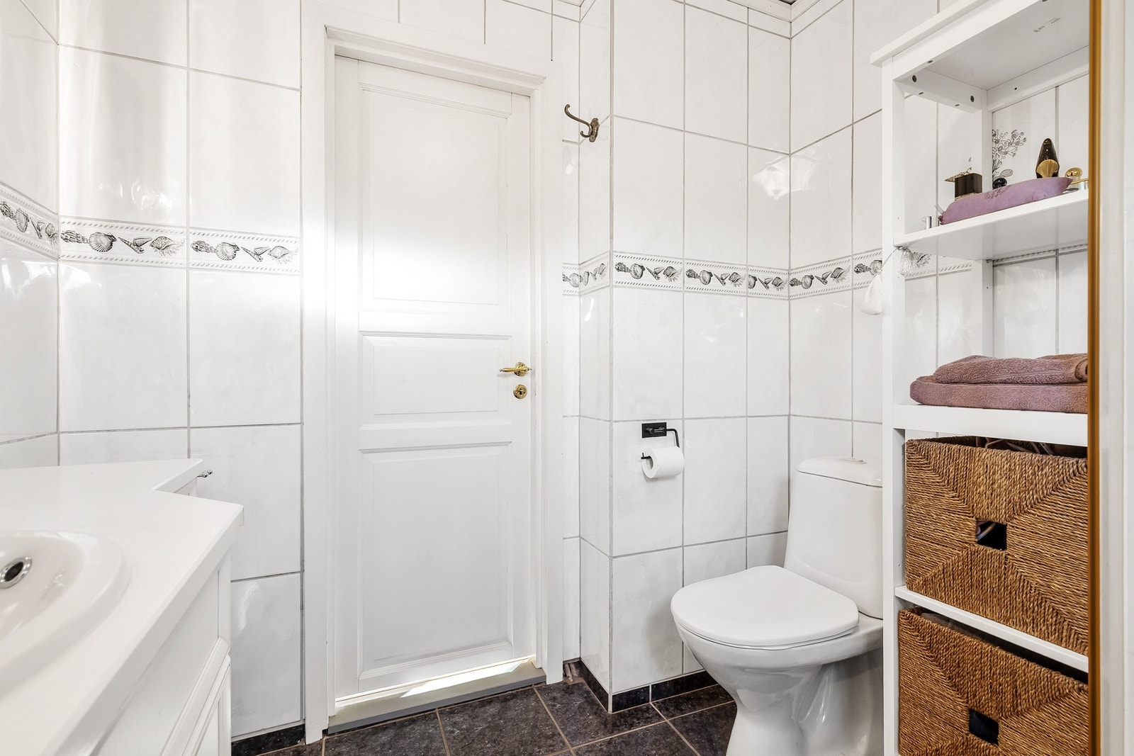 Videre er det avtrekk med elektrisk baderomsvifte, og luftespalte i døren Galleribilde