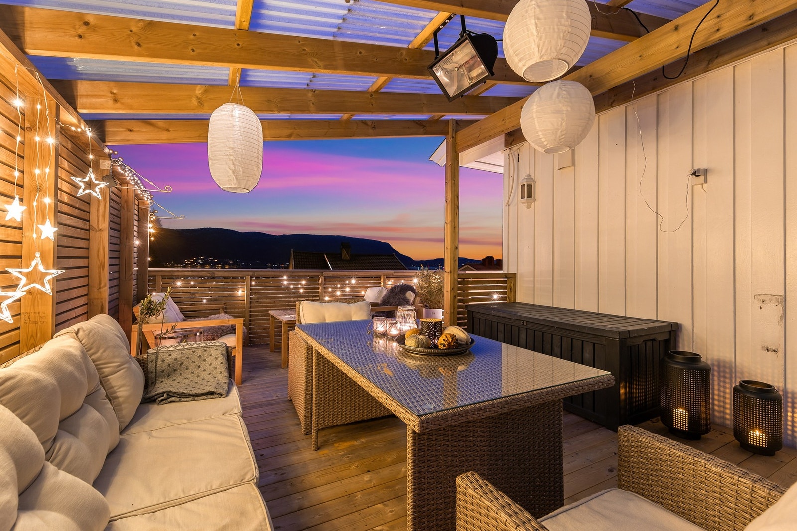 Eiendommen har bl.a. en delvis overbygd terrasse/balkong med gode solforhold og flott fjordutsikt Galleribilde