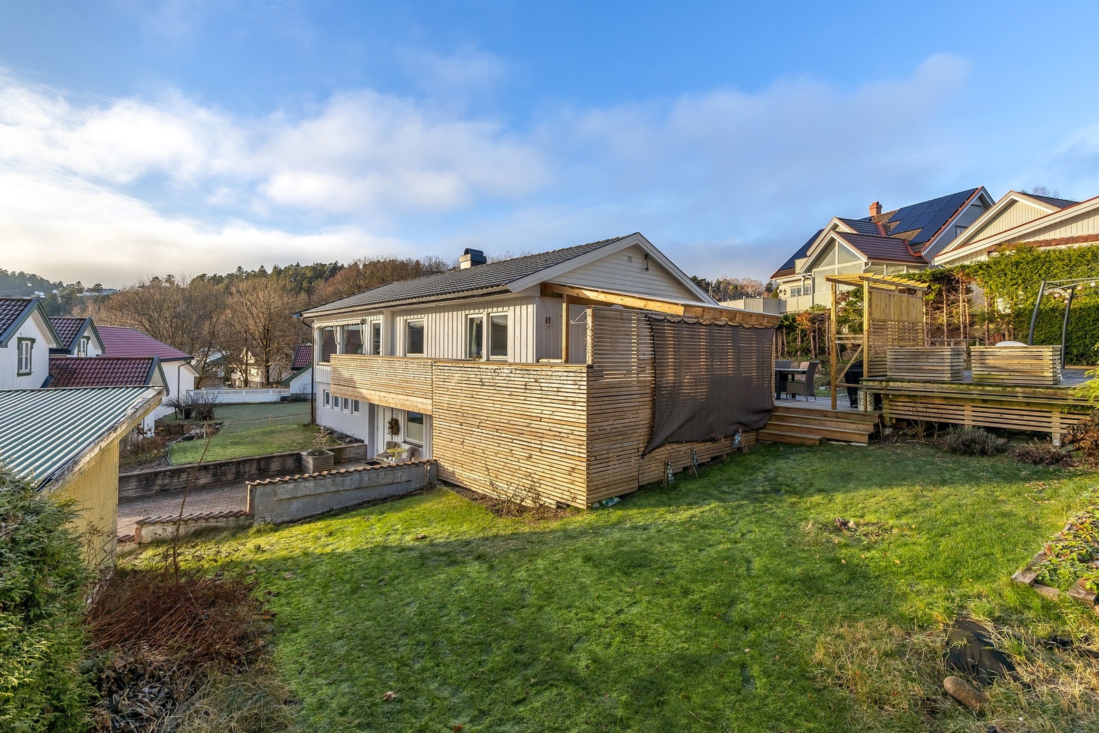 Tomten er også opparbeidet med gressplen og har god boltreplass for hele familien Galleribilde