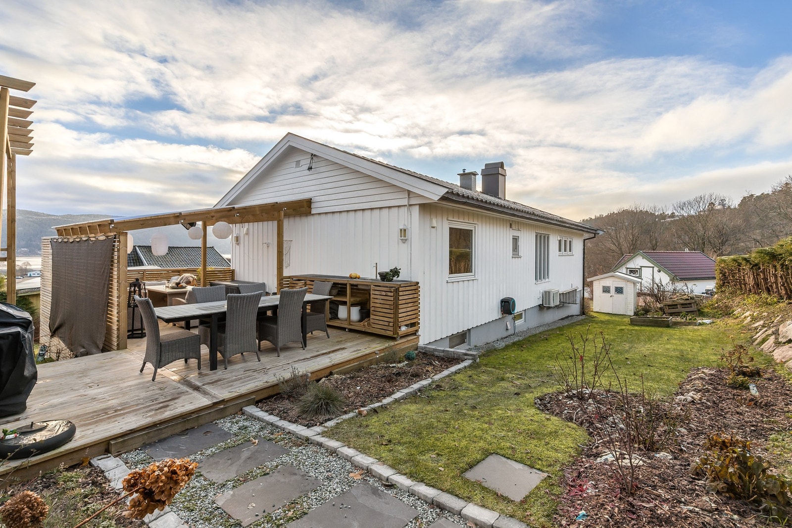 Under deler av den takoverbygde terrassen er det etablert et praktisk utekjøkken Galleribilde