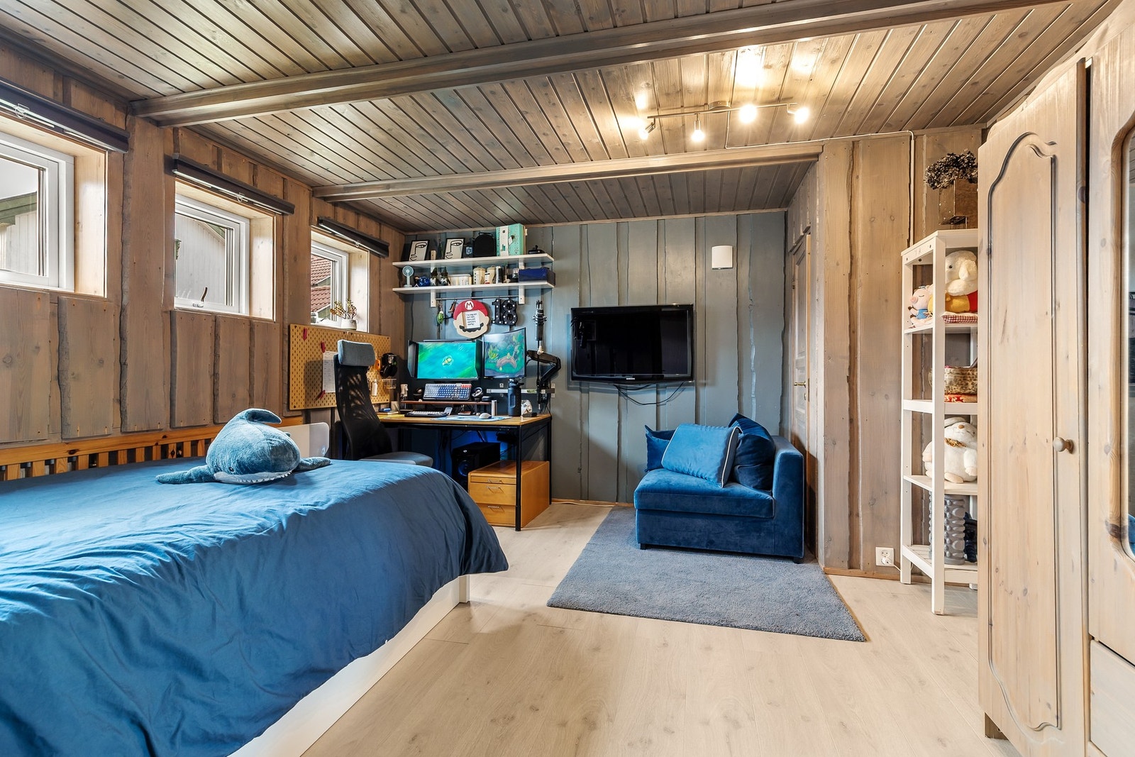 Kjellerstue med nyere parkettgulv samt rustikk panel på veggene Galleribilde