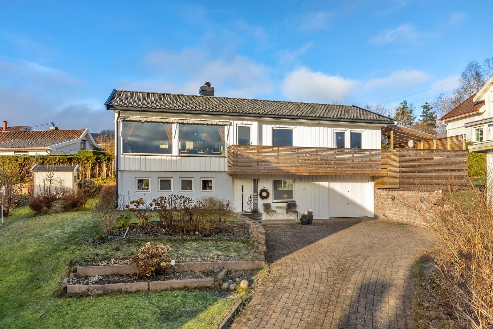 Det er gode parkeringsmuligheter i integrert garasje og steinbelagt gårdsplass Galleribilde