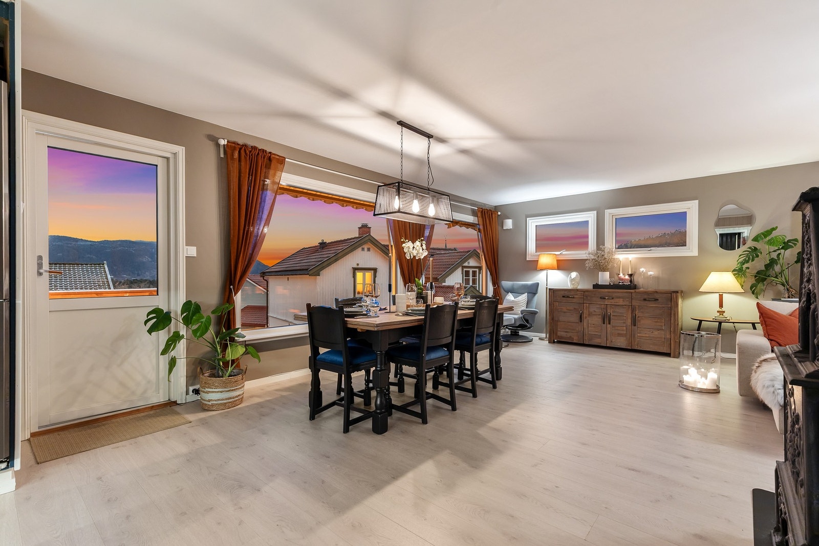 Luftig og tiltalende stue med nyere parkettgulv, slette veggflater malt i en moderne beigetone og slett flate i himling Galleribilde