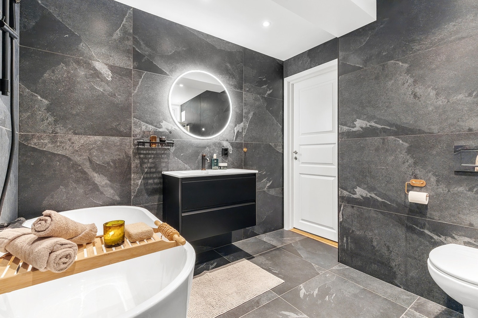 Rommet har elektriske varmekabler i gulv og avtrekk med elektrisk styrt vifte samt tilluft fra spalte under døren Galleribilde