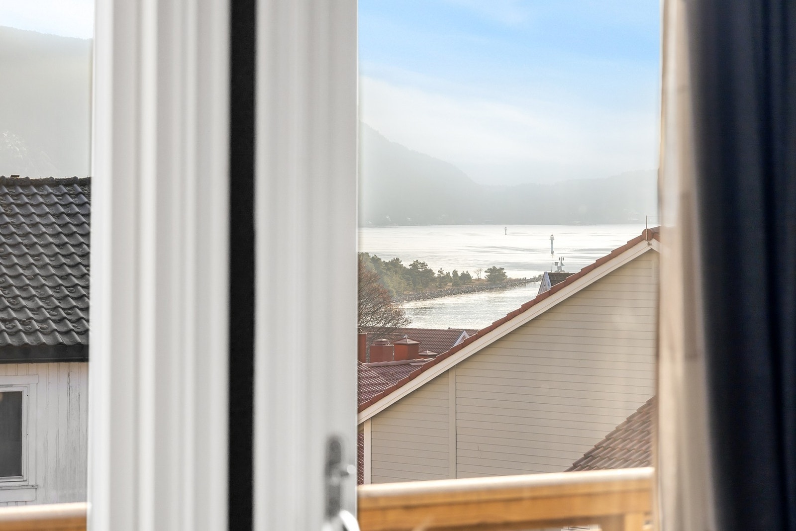 Videre har soverommet utgang til balkong og en flott utsikt mot fjorden Galleribilde
