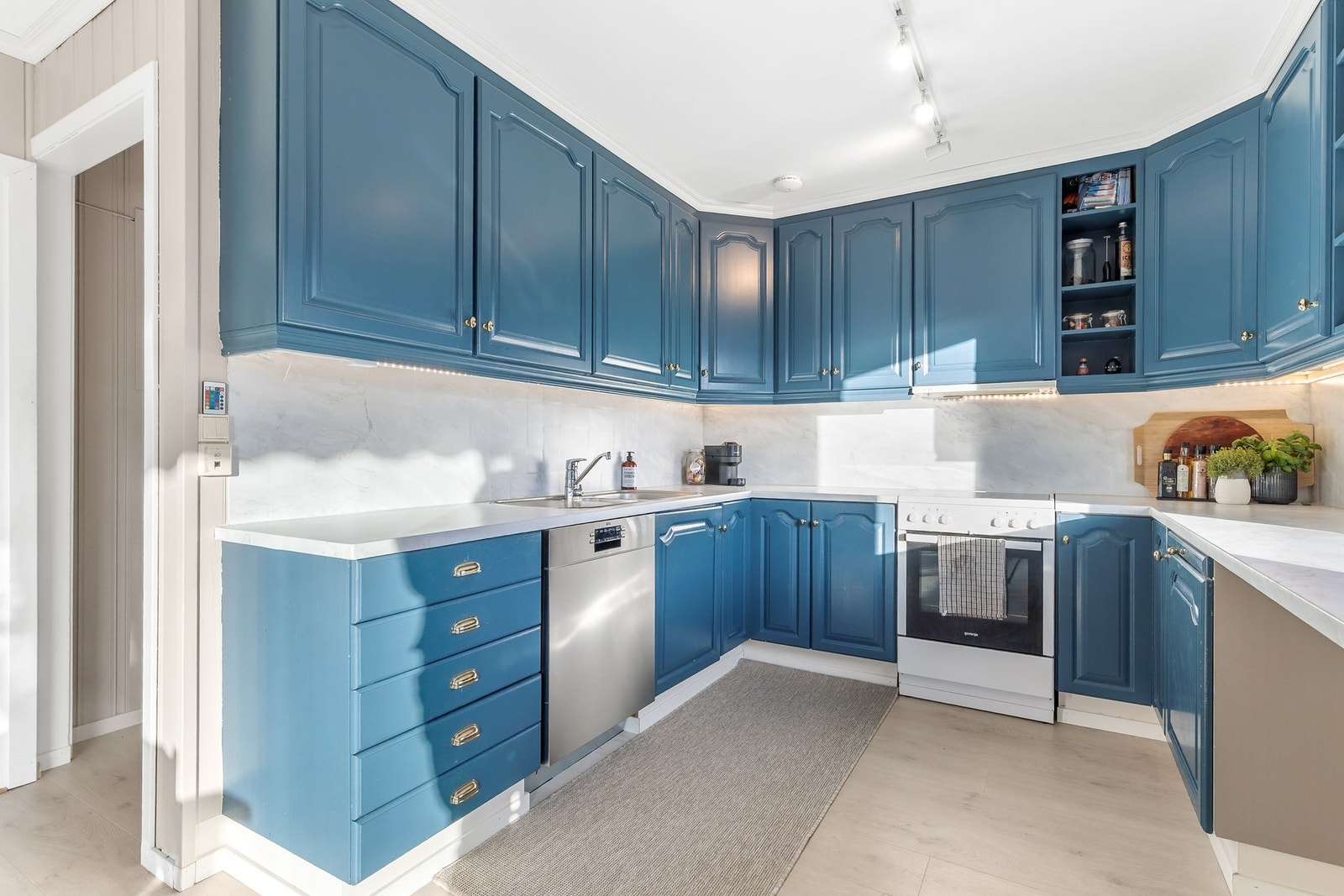 Videre er det montert kjøkkenventilator med avtrekk ut Galleribilde