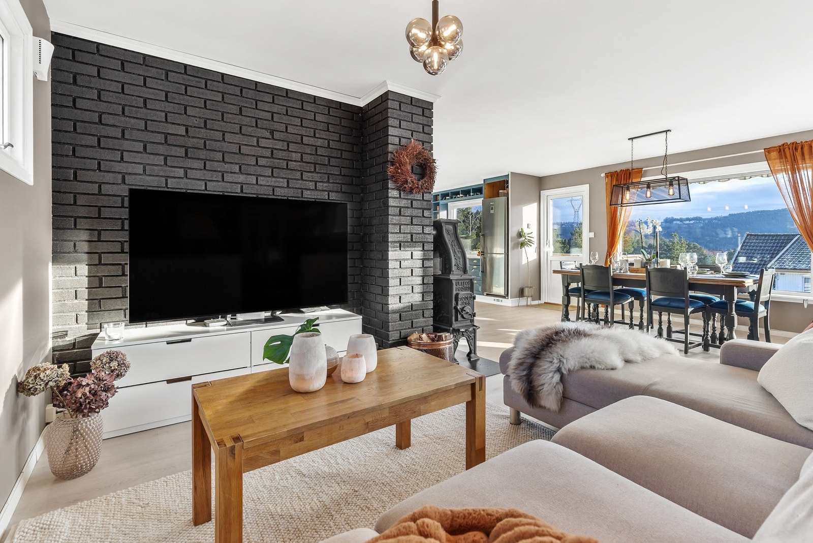 Stuen har store vindusflater som gir gode lys- og utsiktsforhold Galleribilde