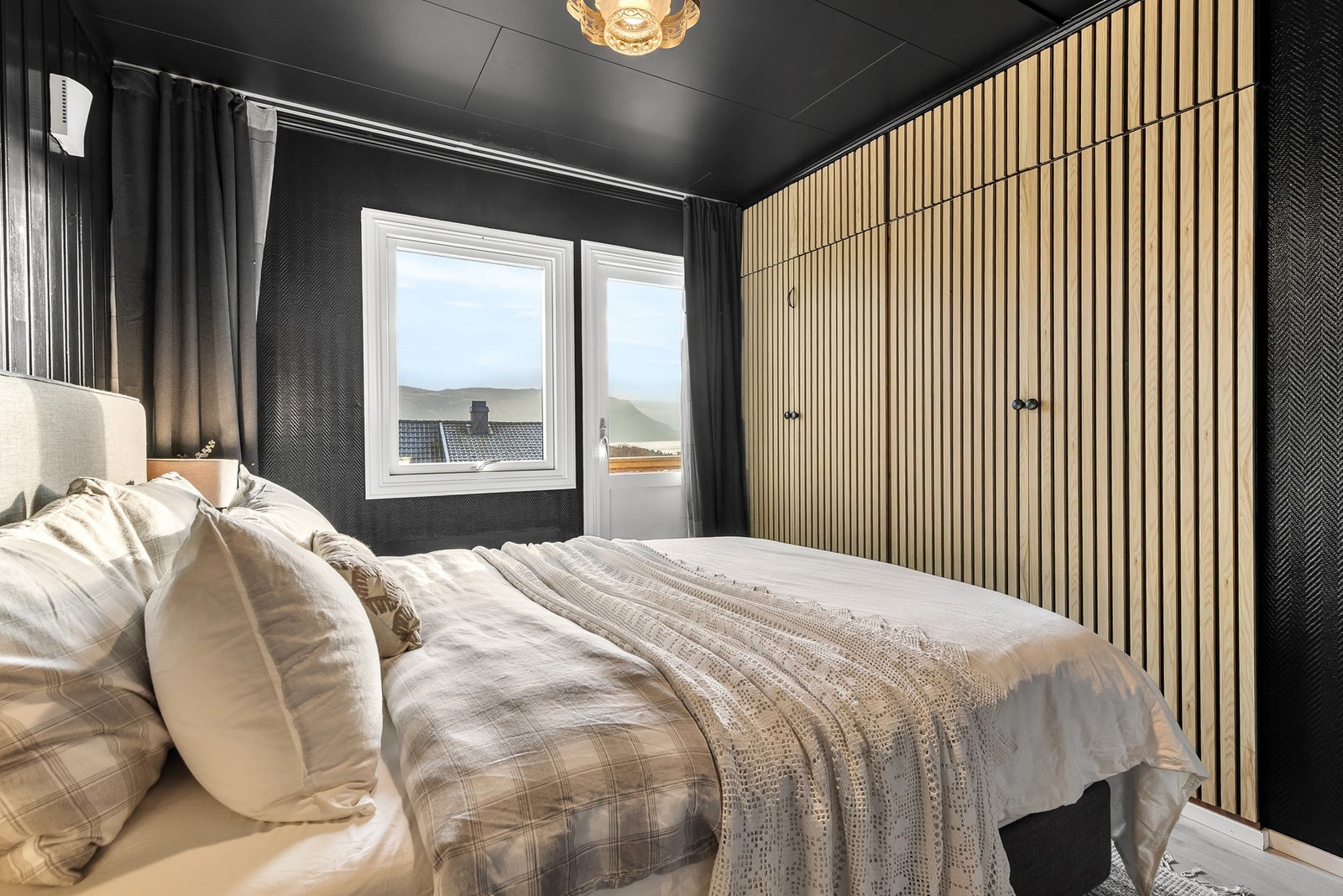 Rommet har god plass til dobbeltseng og rikelig med oppbevaringsmuligheter i flere garderobeskap Galleribilde