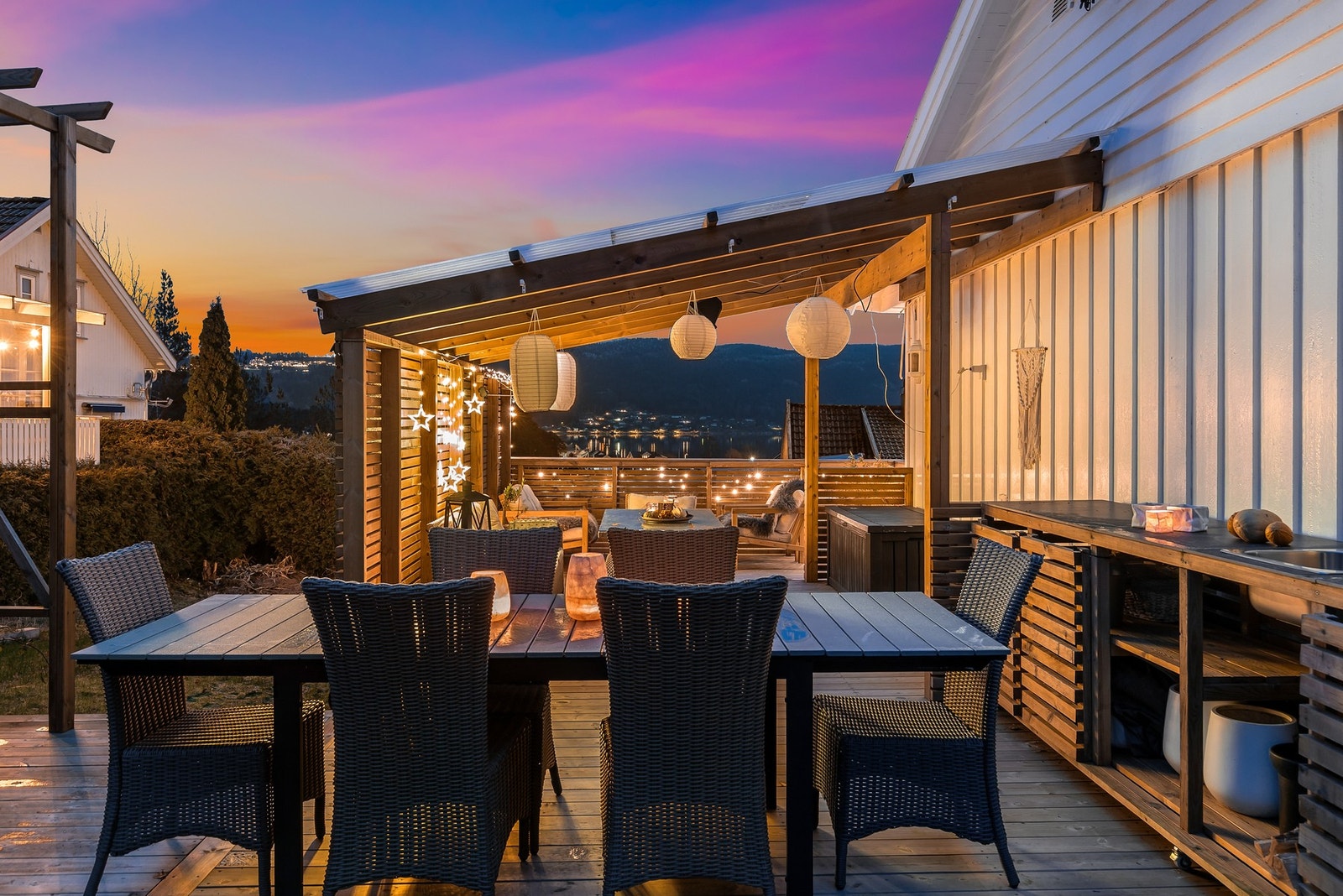 Dette er en pen og velholdt enebolig over to plan med flotte uteplasser og solrik plassering Galleribilde