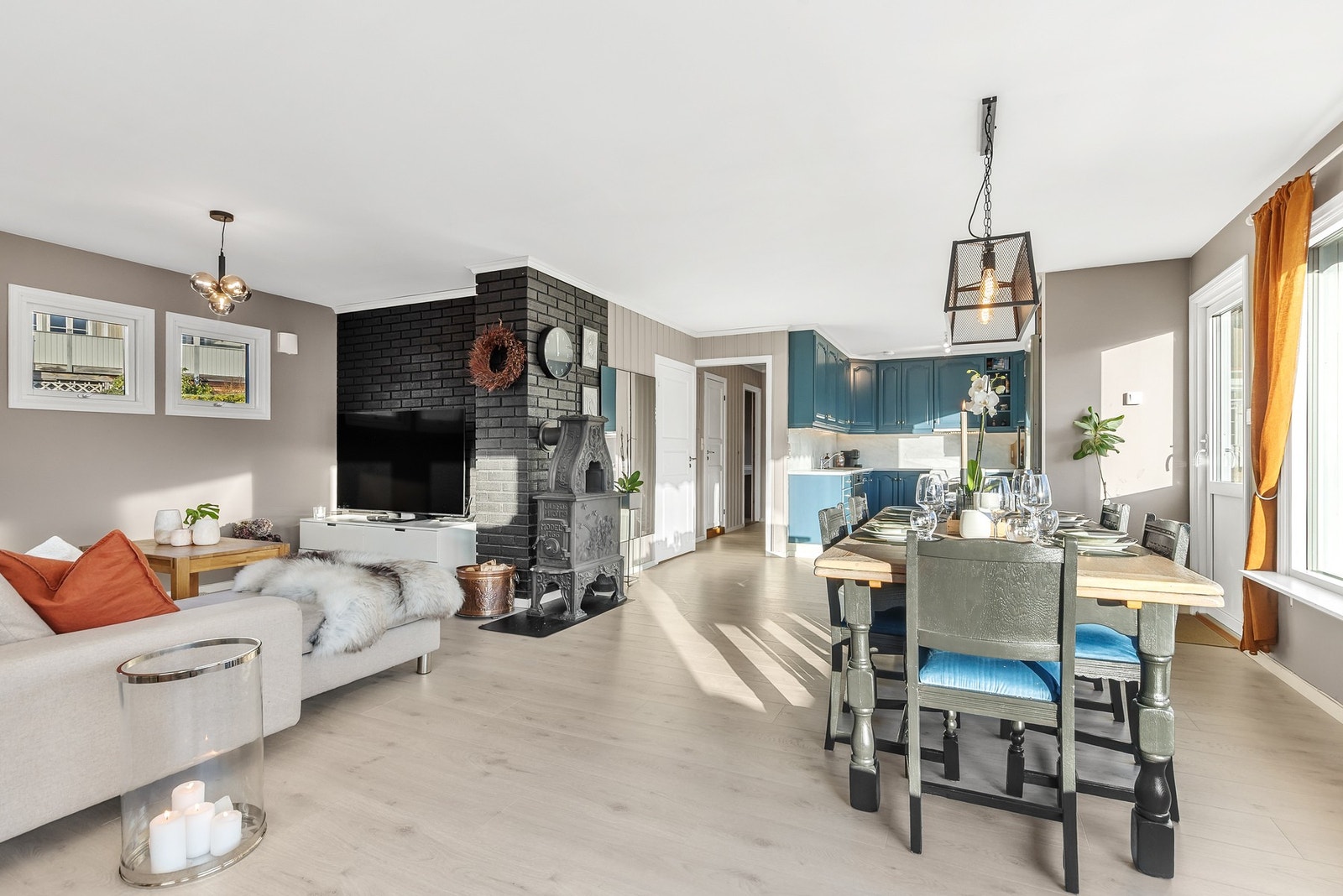 Den åpne kjøkkenløsningen gir en god og luftig romfølelse Galleribilde