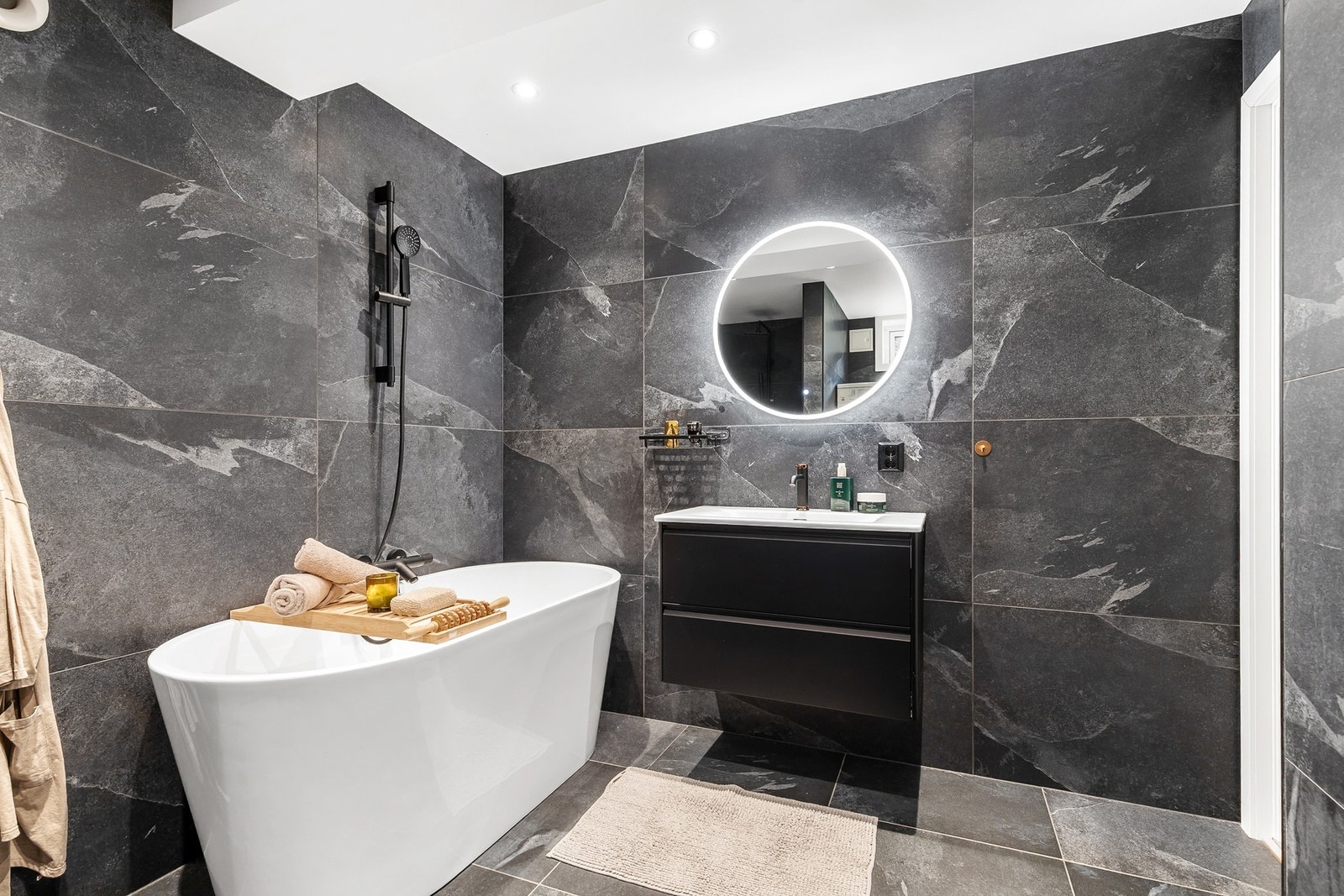 Lekkert bad oppusset i 2022. Rommet har flislagte gulv og- veggflater, samt et hvitmalt, slett tak med downlights Galleribilde