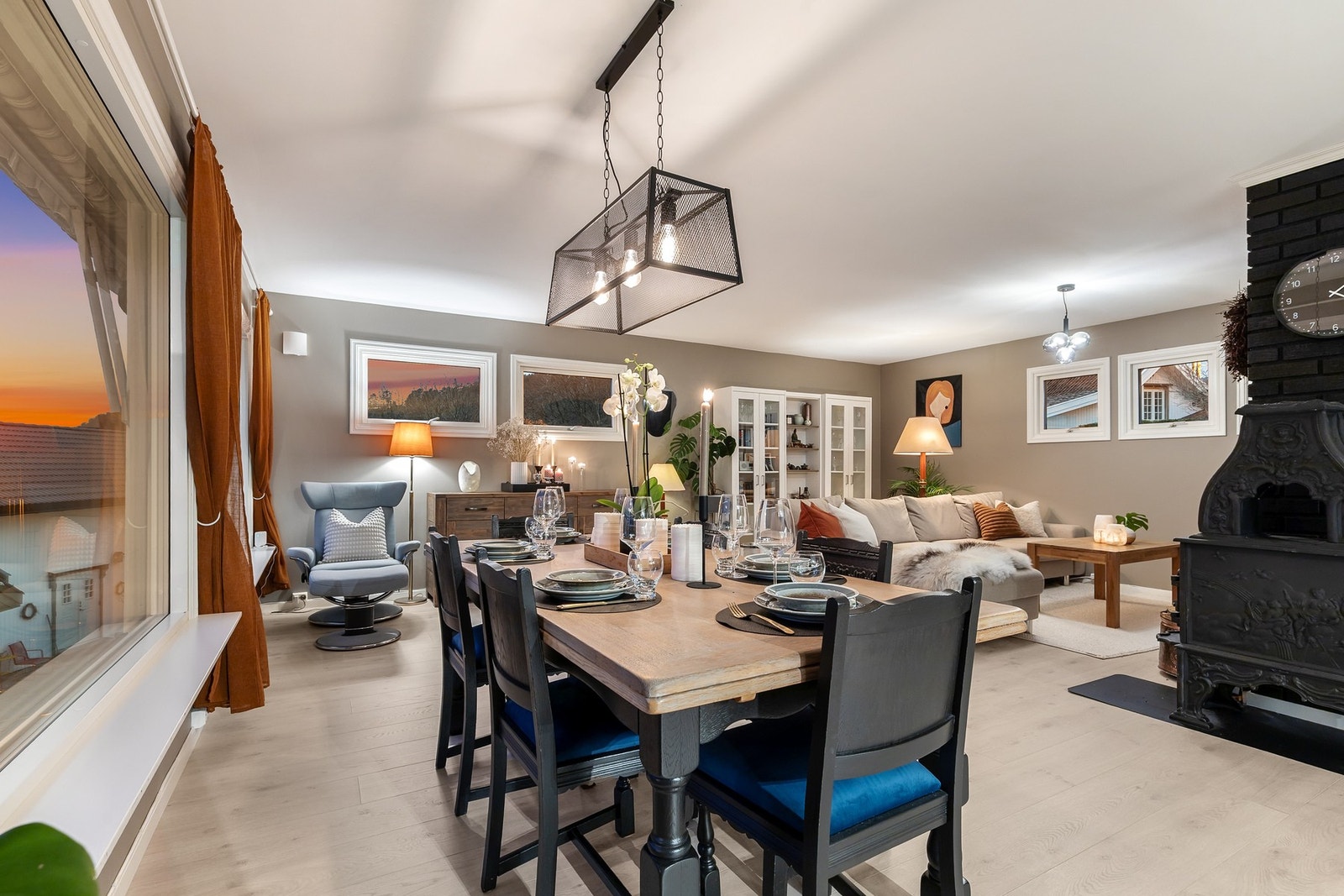 Rommet kan enkelt møbleres i flere soner og det er plass til både sofagruppe, tv-møblement og spisebord Galleribilde