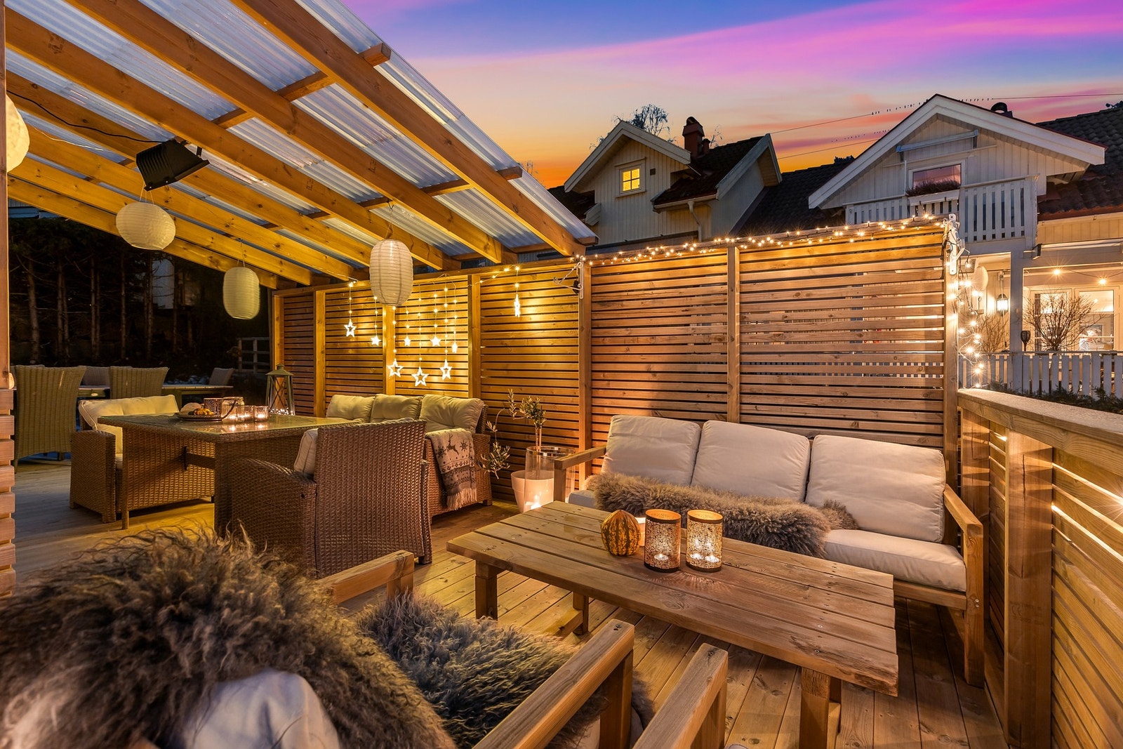 Uteplassen er godt skjermet av levegg Galleribilde