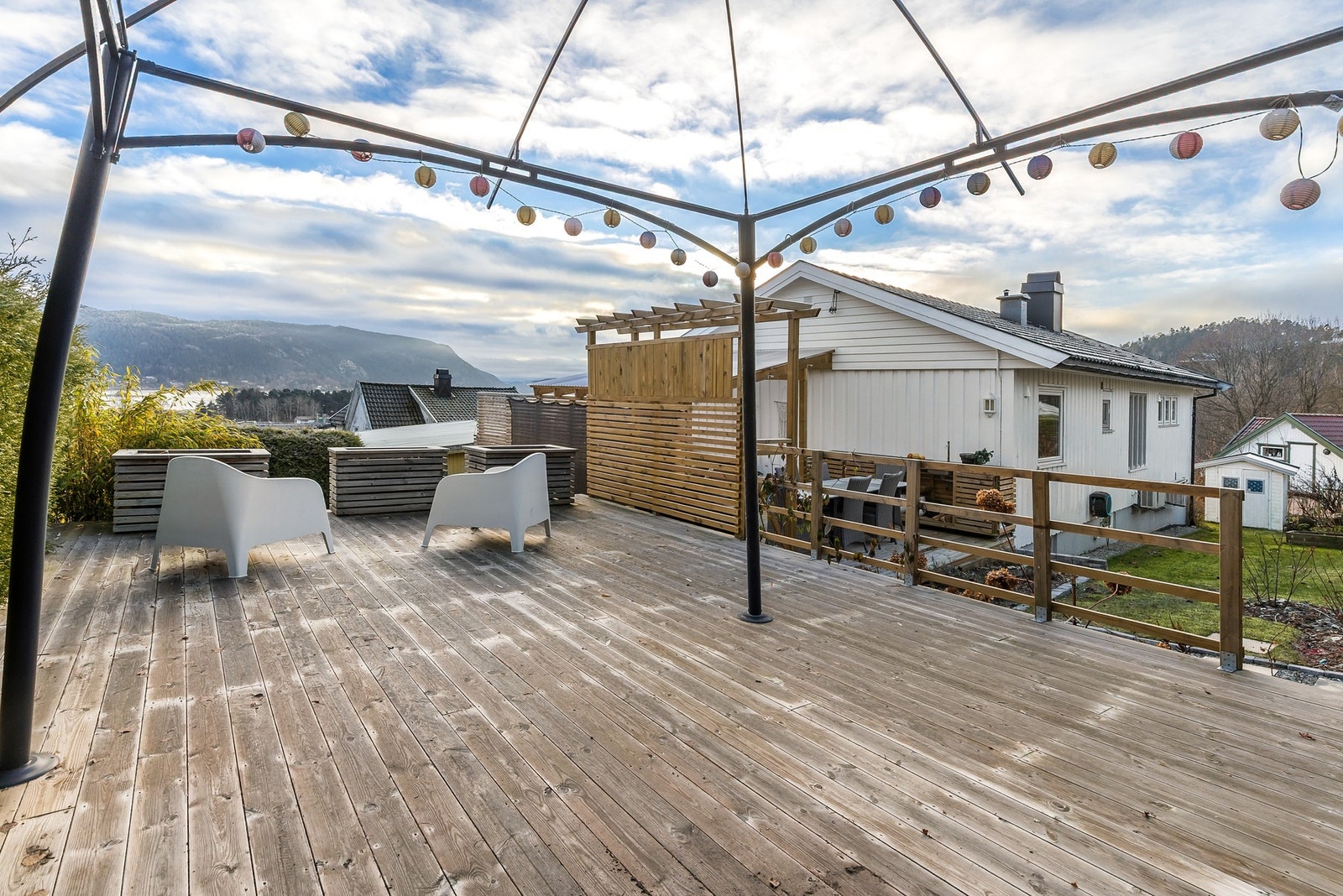 Eiendommen har et totalt terrasse- og balkongareal på 94 kvm Galleribilde