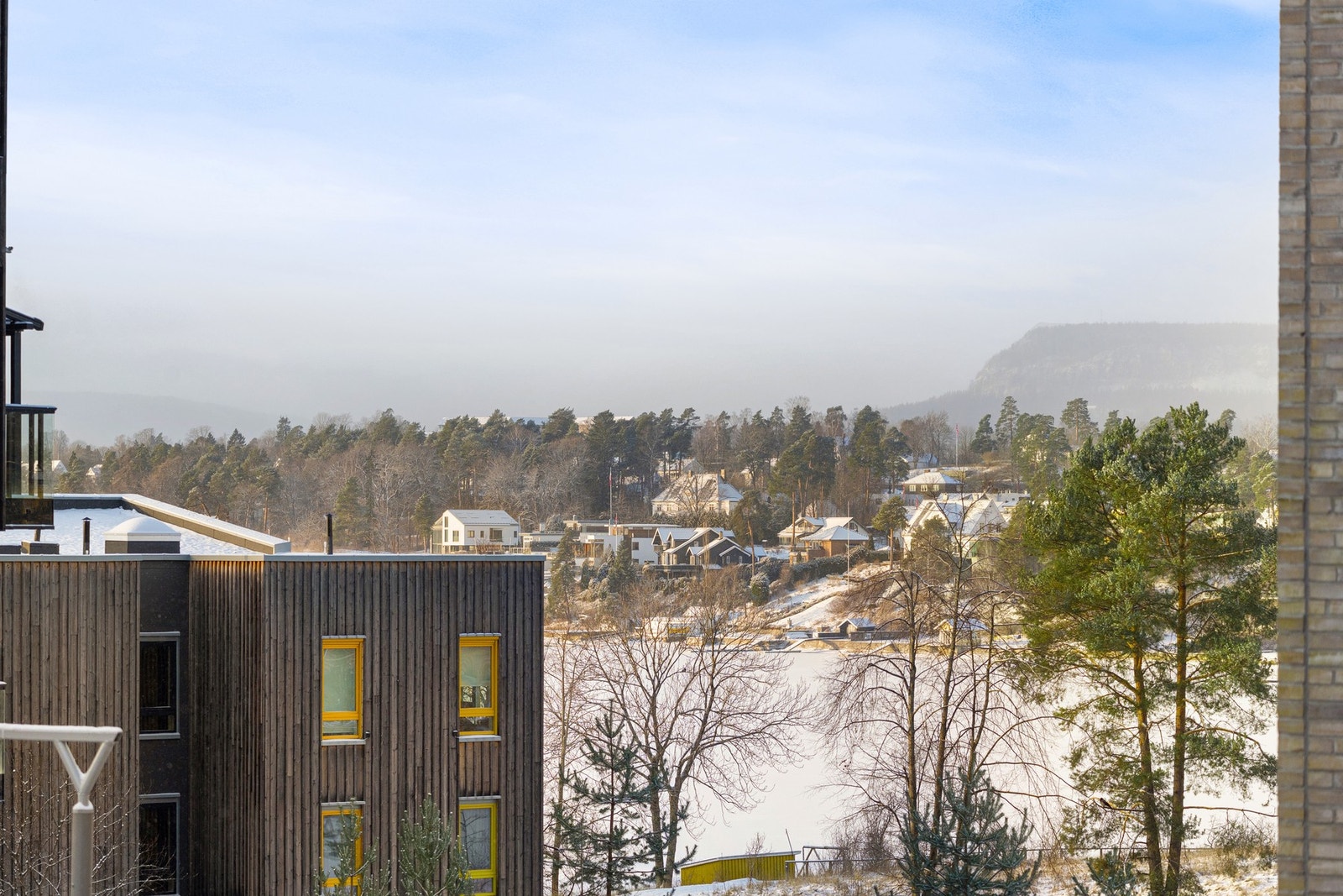 Boligen ligger et steinkast fra Oksenøya barnehage og skole, samt sjøen med kyststi Galleribilde