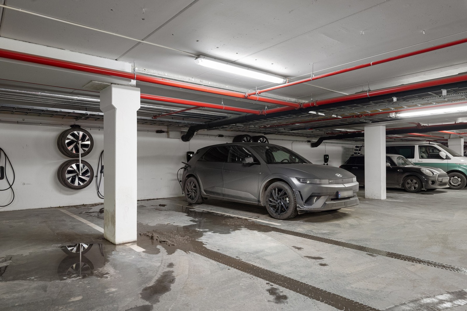 Det medfølger garasjeplass med montert lader Galleribilde