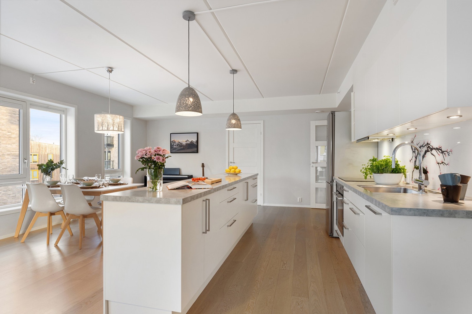 Moderne kjøkken i et tidløst design Galleribilde