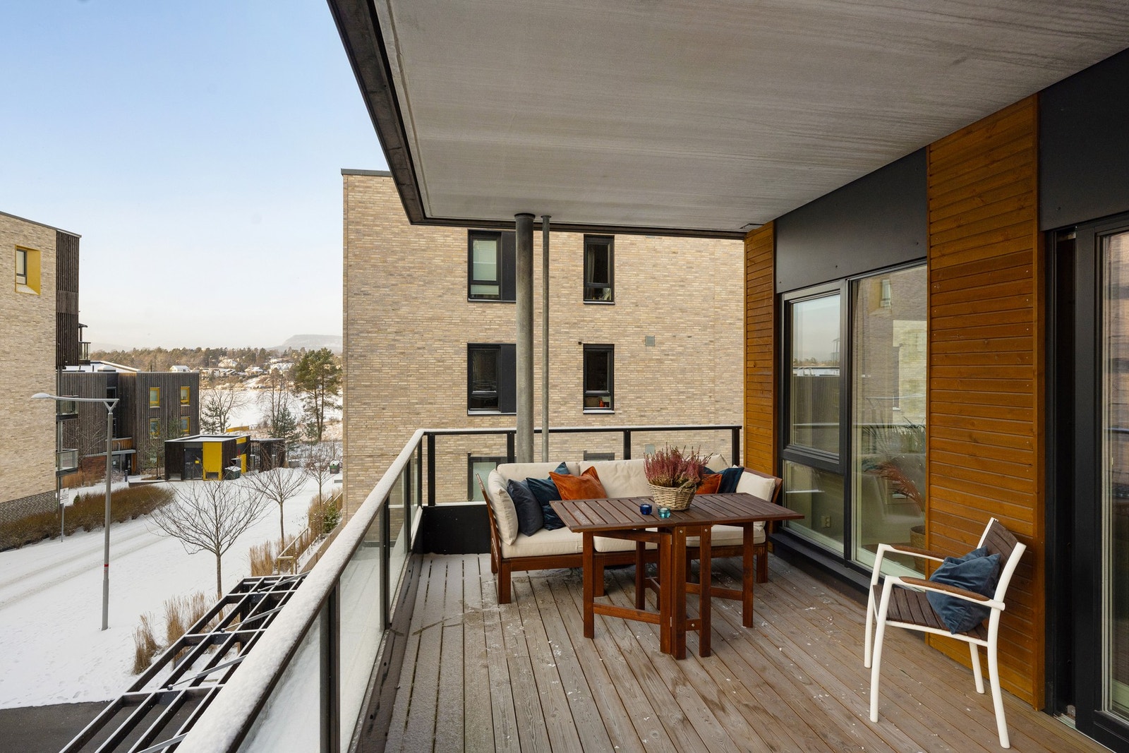 Balkong på 15 kvm, delvis overbygget og romslig areal Galleribilde