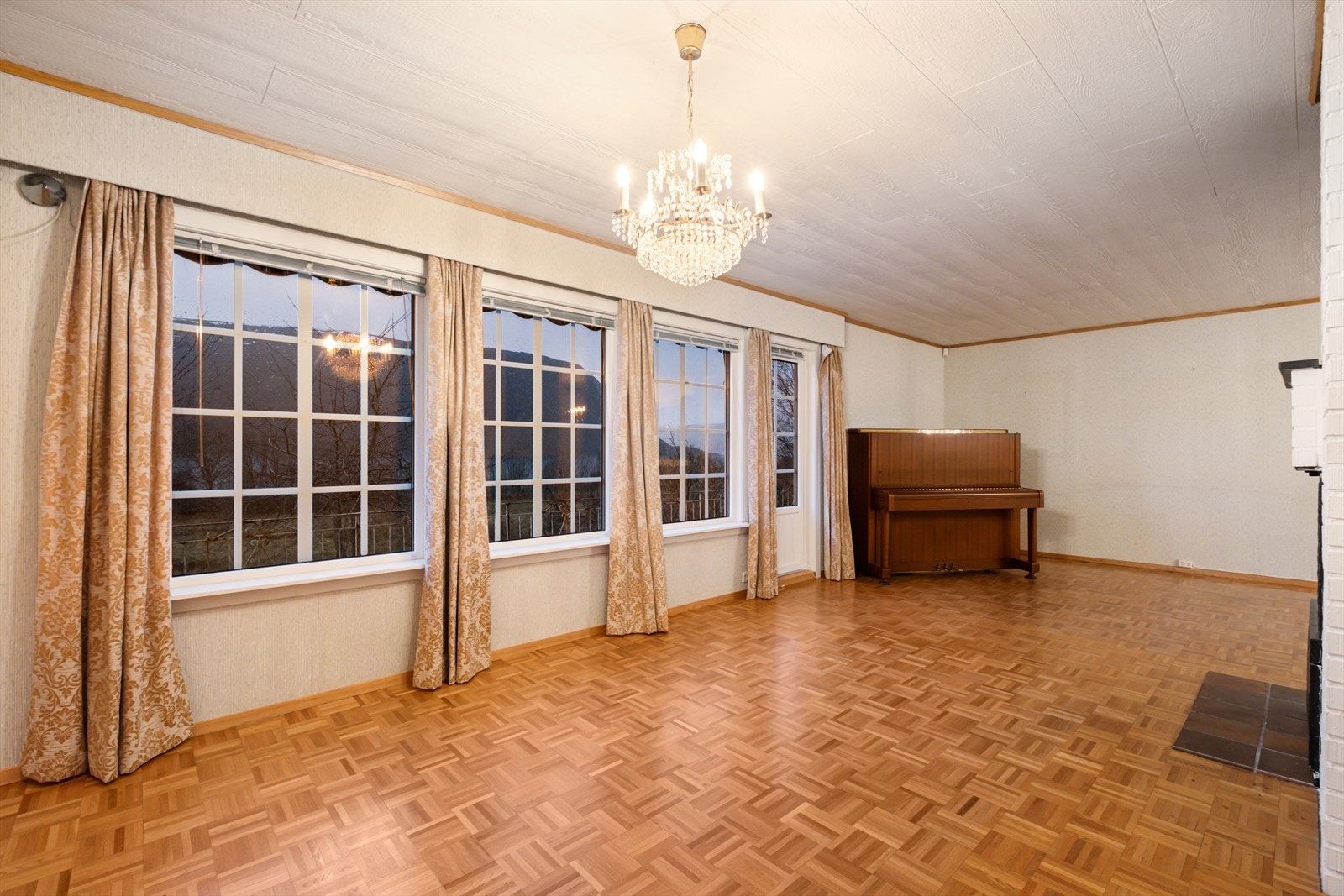 Romslig stue med åpen peis og utgang til veranda. Galleribilde