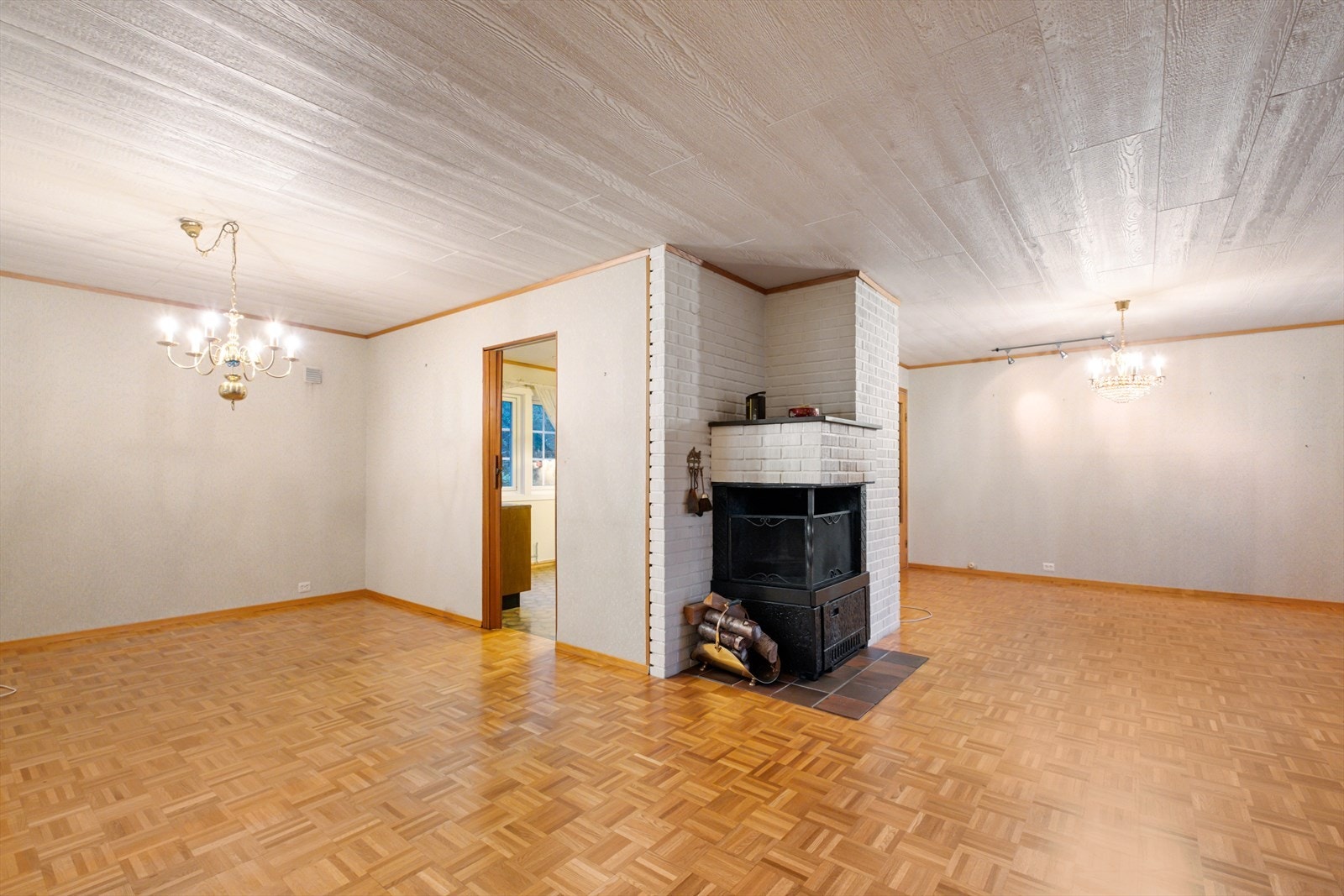 Romslig stue med åpen peis og utgang til veranda. Galleribilde