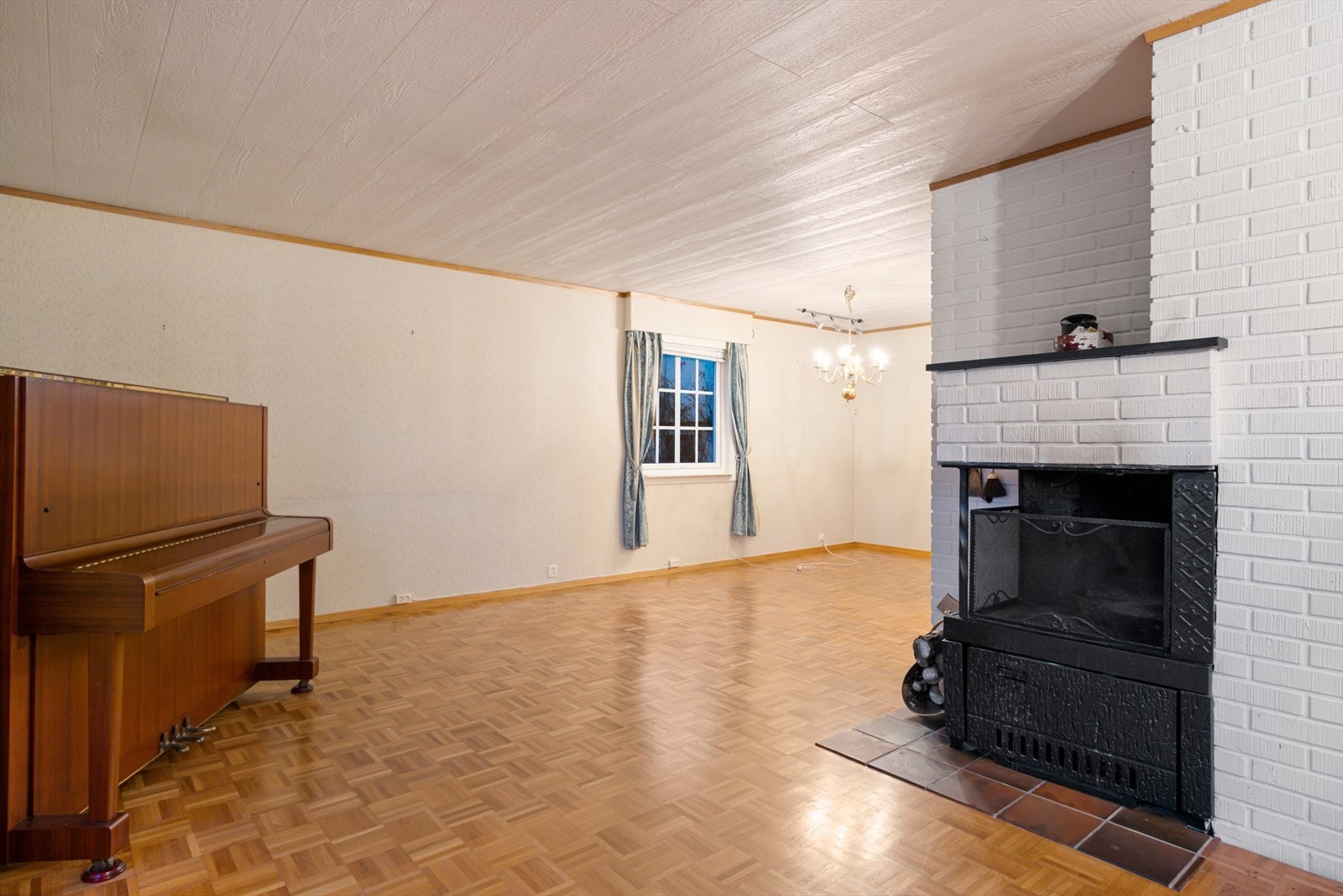 Romslig stue med åpen peis og utgang til veranda. Galleribilde