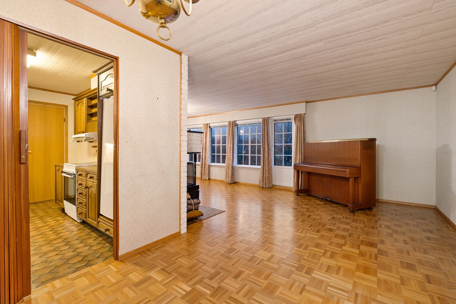 Romslig stue med åpen peis og utgang til veranda. Galleribilde