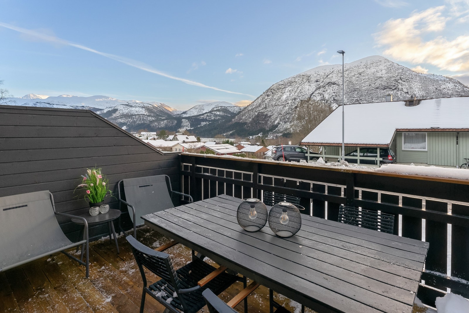 Romslig terrasse med god plass til utemøbler. Galleribilde