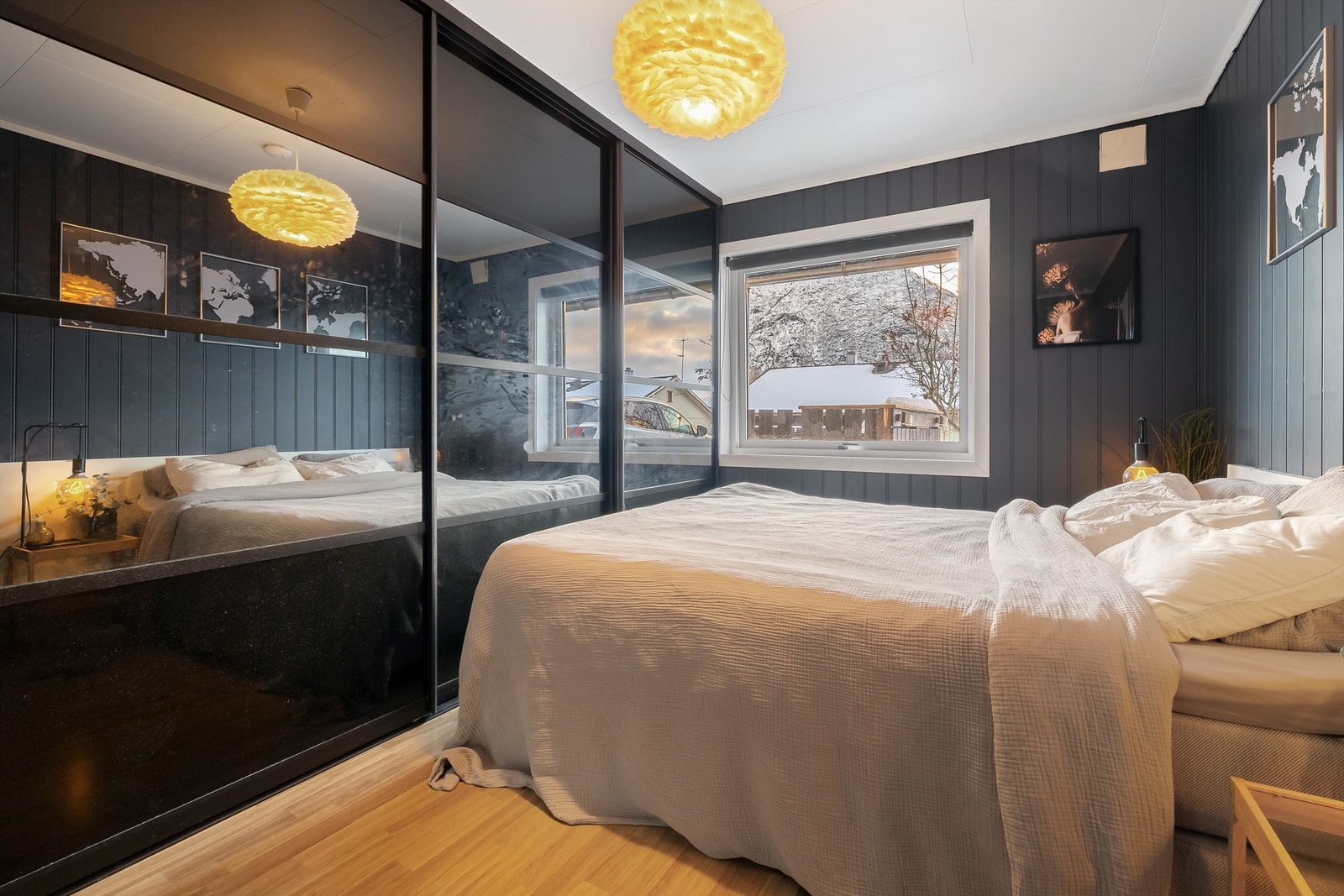 Soverom med garderobeskap. Galleribilde