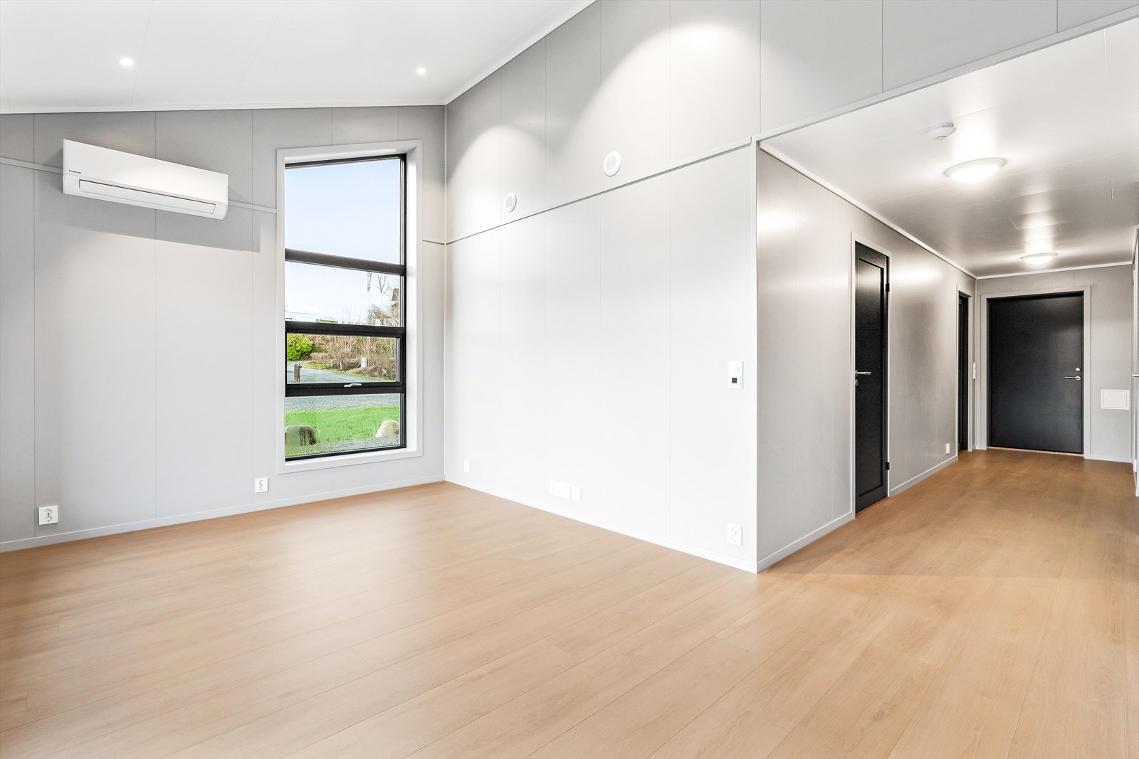 Boligen er bygget etter TEK17 og holder en høy standard som oppfyller dagens byggtekniske krav. Her har du balansert ventilasjon med høyeffektiv varmegjenvinner i stuen. Galleribilde