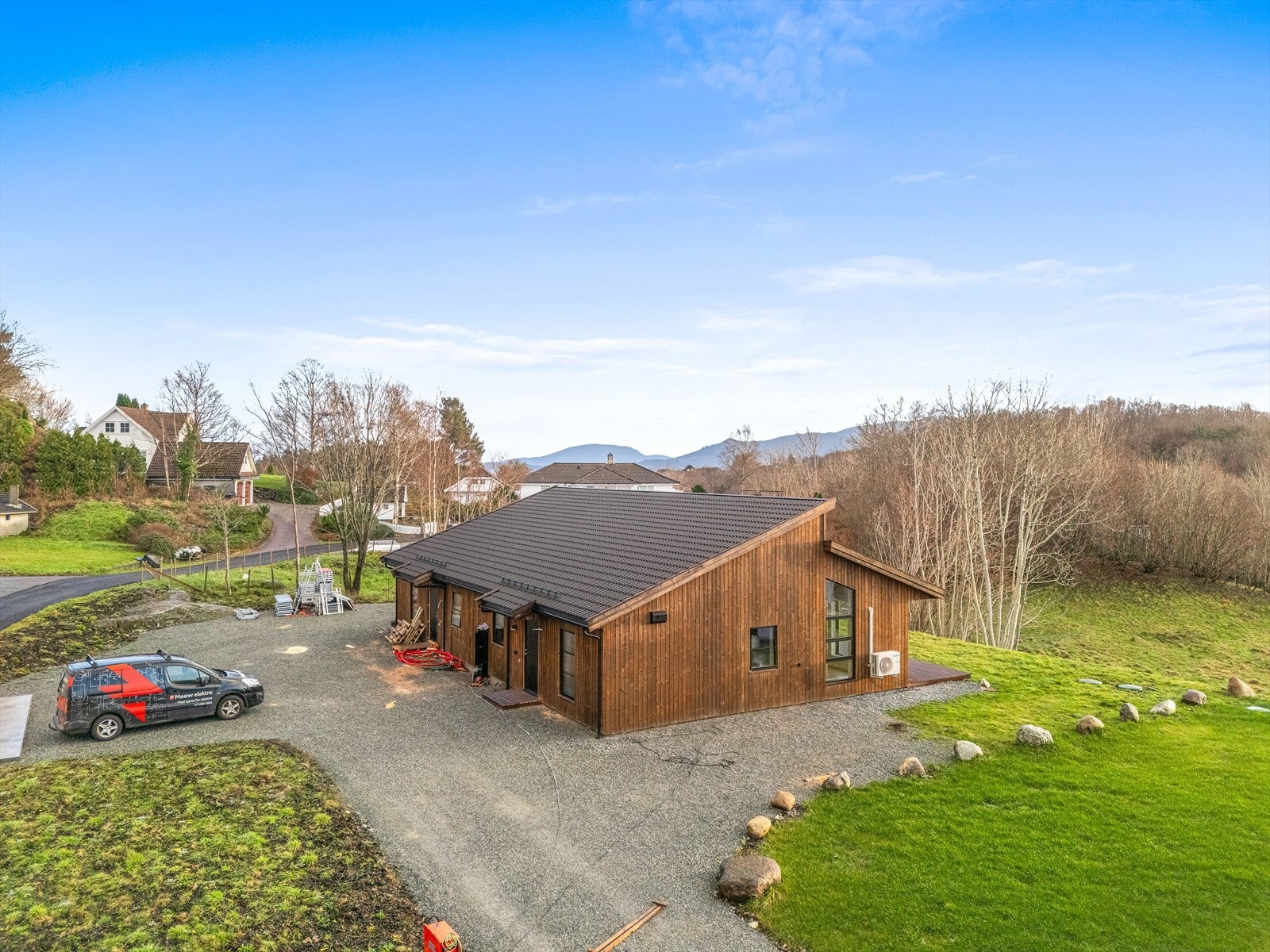 Det er opparbeidet stor gårdsplass rikelig med biloppstillingsplasser. Galleribilde
