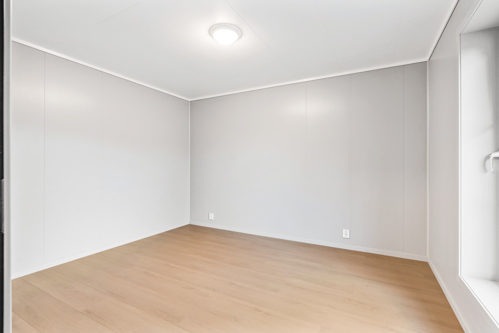 Boligen har tre lyse og trivelige soverom, alle av god størrelse. Alle soverommene har god plass til seng og ønsket oppbevaring. Galleribilde