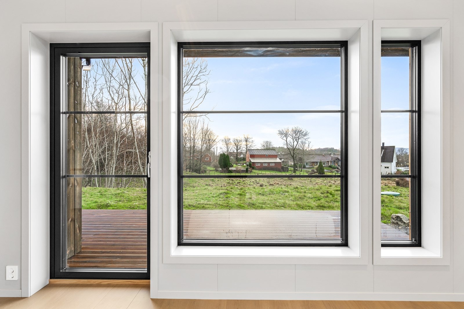 De store vindusflatene slipper inn rikelig med dagslys, noe som gir en luftig og behagelig atmosfære gjennom hele dagen. Galleribilde