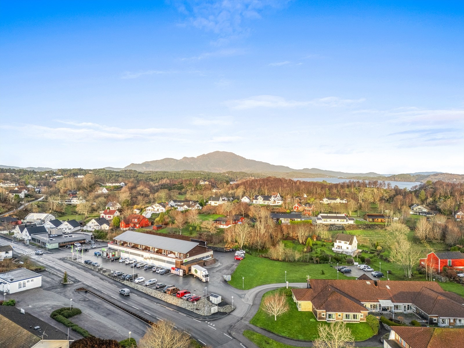 Boligen har gangavstand til flere butikker, barnehager, skoler og turområder. Galleribilde