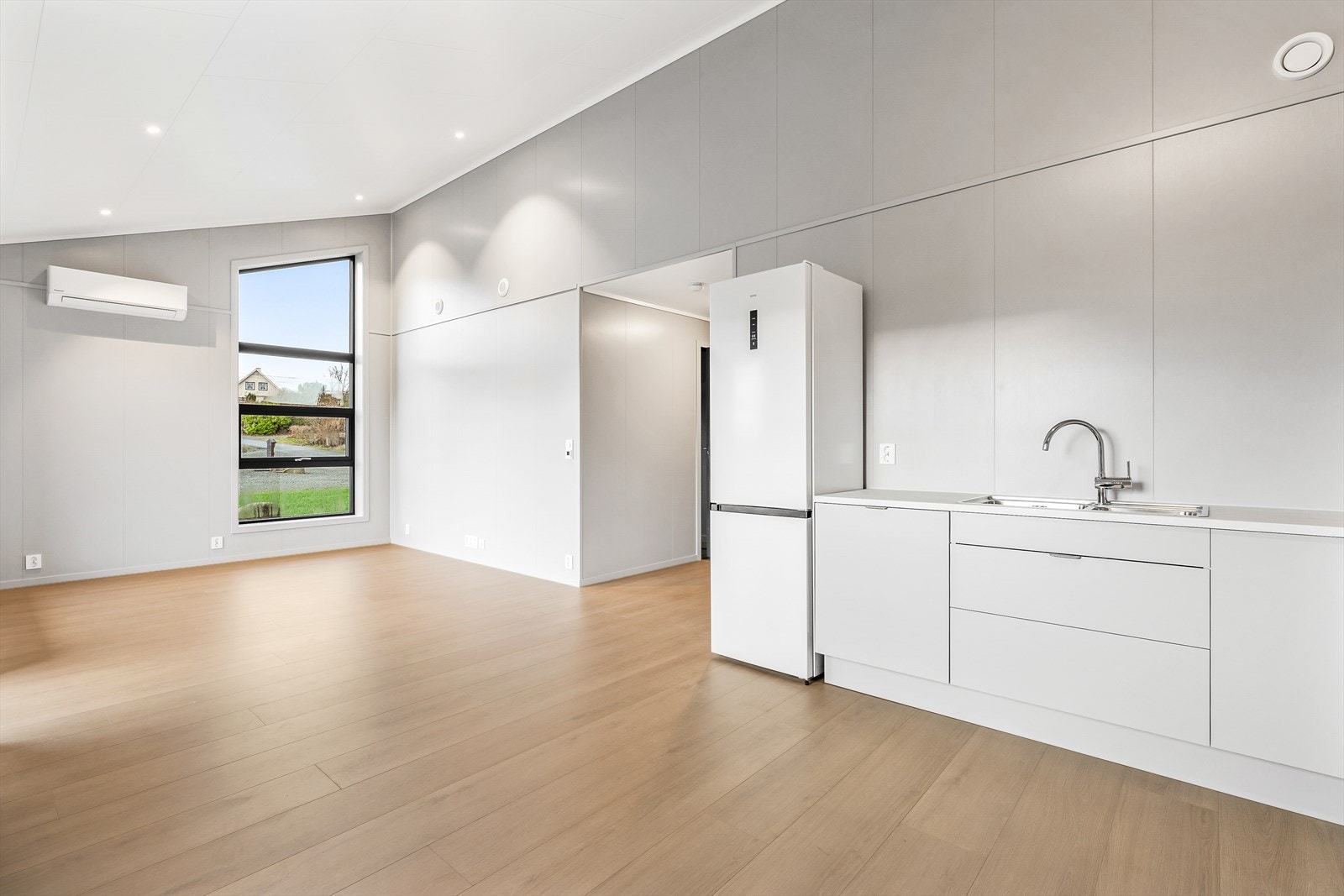 Boligen har en åpen og moderne stue-/kjøkkenløsning som er naturlig delt inn i soner for opphold, spising og matlaging. Galleribilde