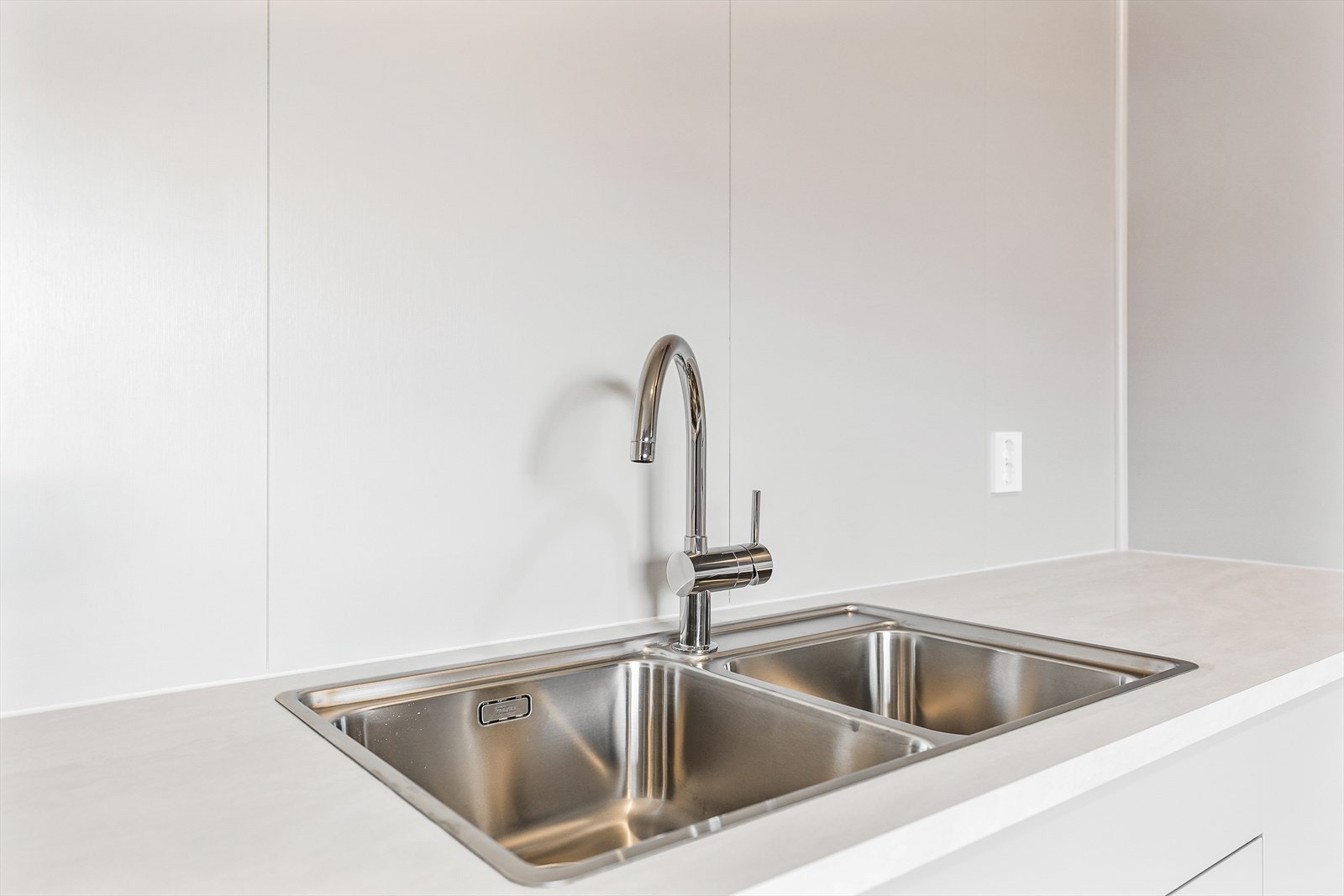 Boligen har en elegant og dyp kjøkkenvask - praktisk i en travel hverdag. Galleribilde