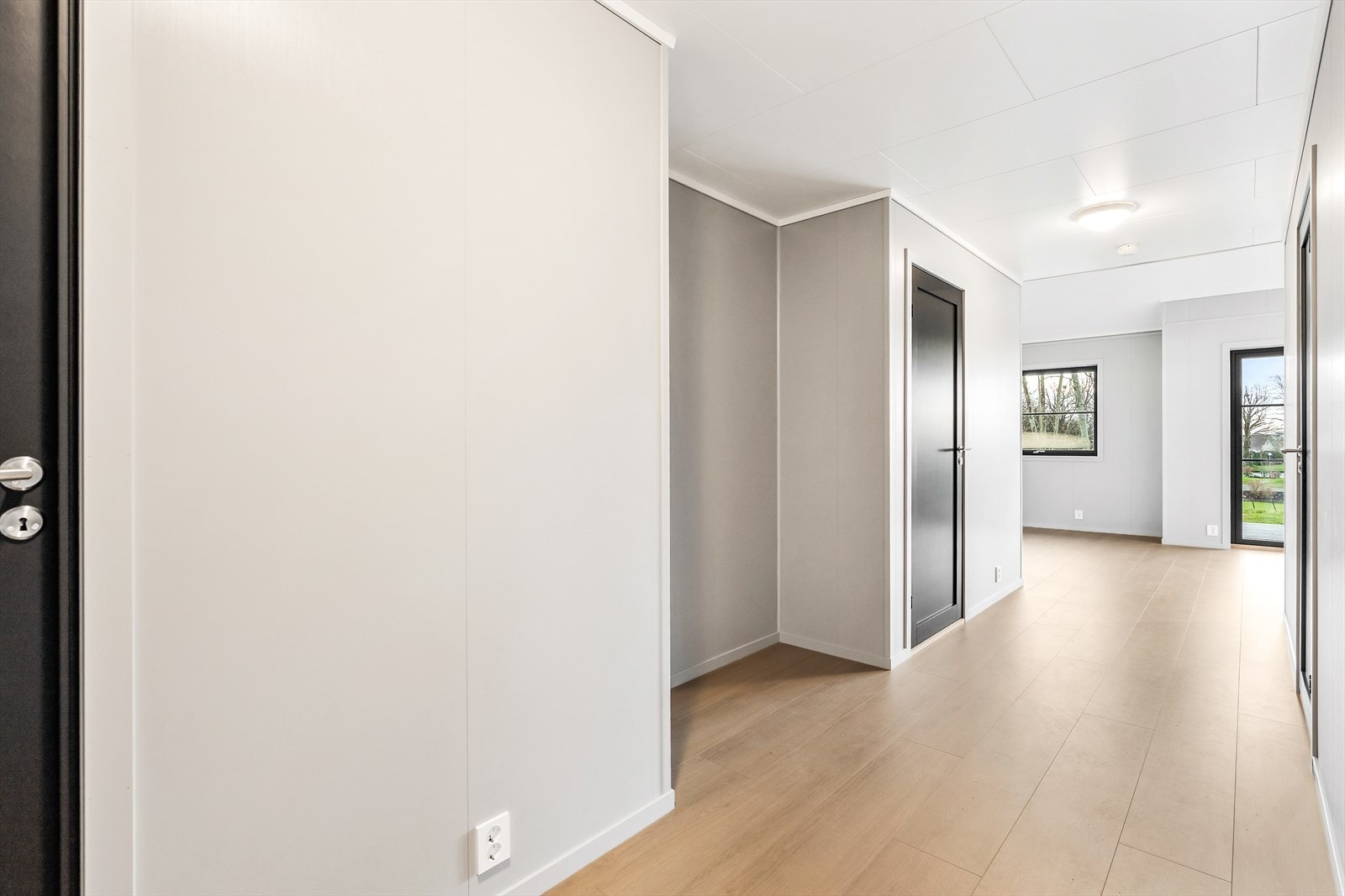 Gangen har rikelig med plass til oppheng for yttertøy. Her får du også en egen dedikert plass til ønsket garderobeløsning. Galleribilde