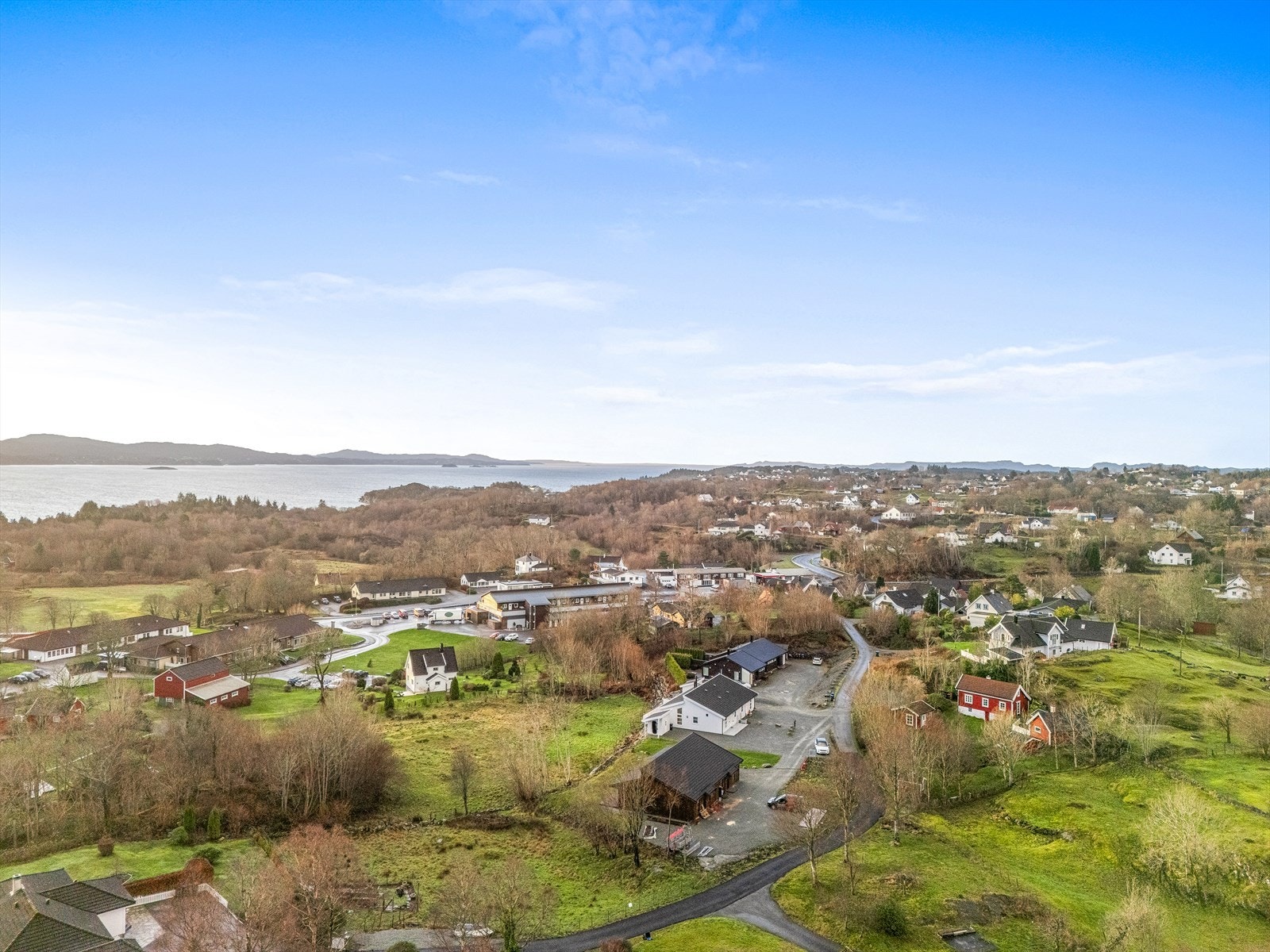 Her får du en helt ny bolig med lite vedlikeholdsbehov med en fantastisk beliggenhet sentralt på Mosterhamn i Bømlo kommune. Galleribilde