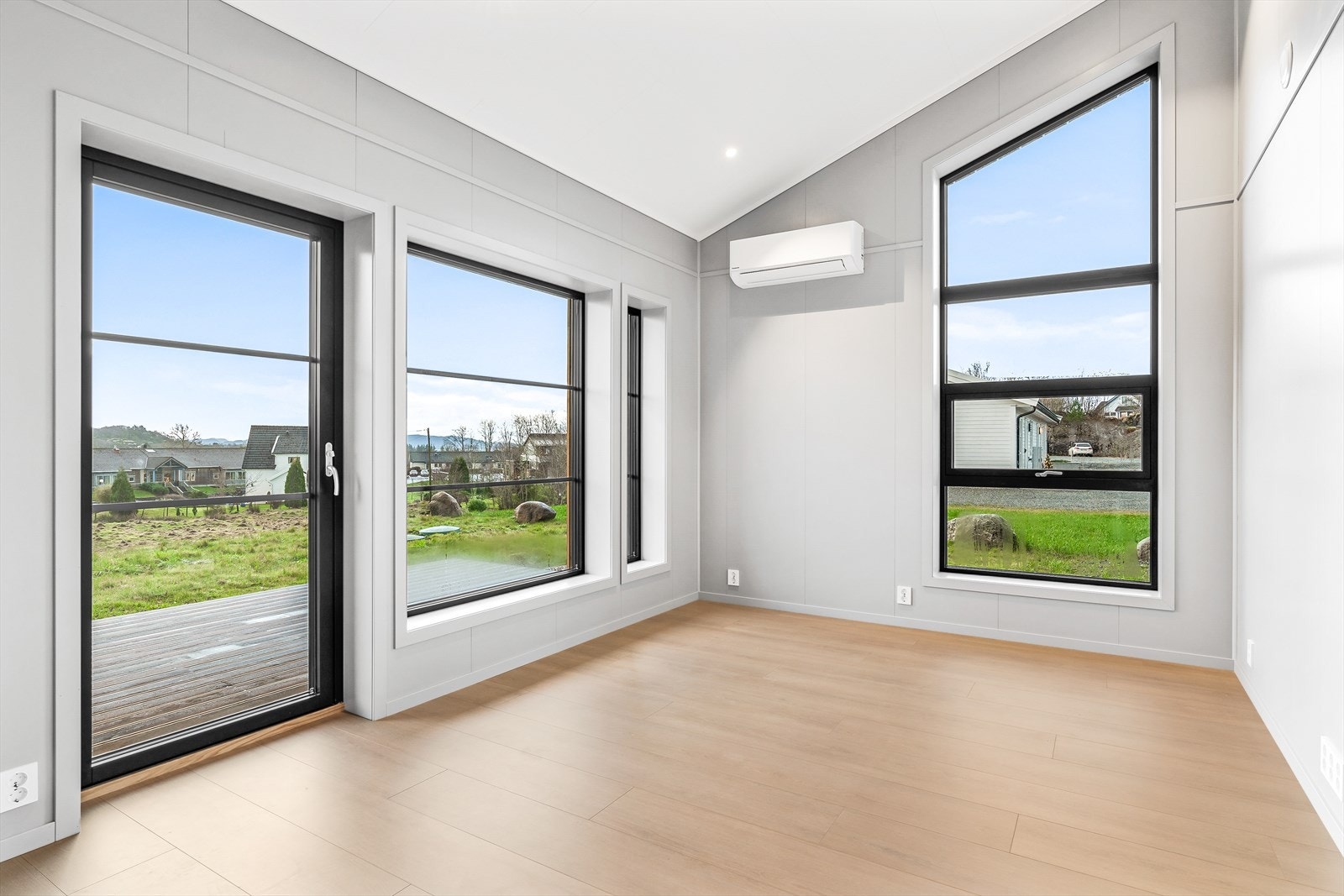 Den åpne planløsningen gir en god romfølelse og bidrar til et sosialt og innbydende oppholdsrom. Stuedelen har god plass til sofagruppe, stuebord og TV-løsning, og er et hyggelig sted å samle familie og venner. Galleribilde