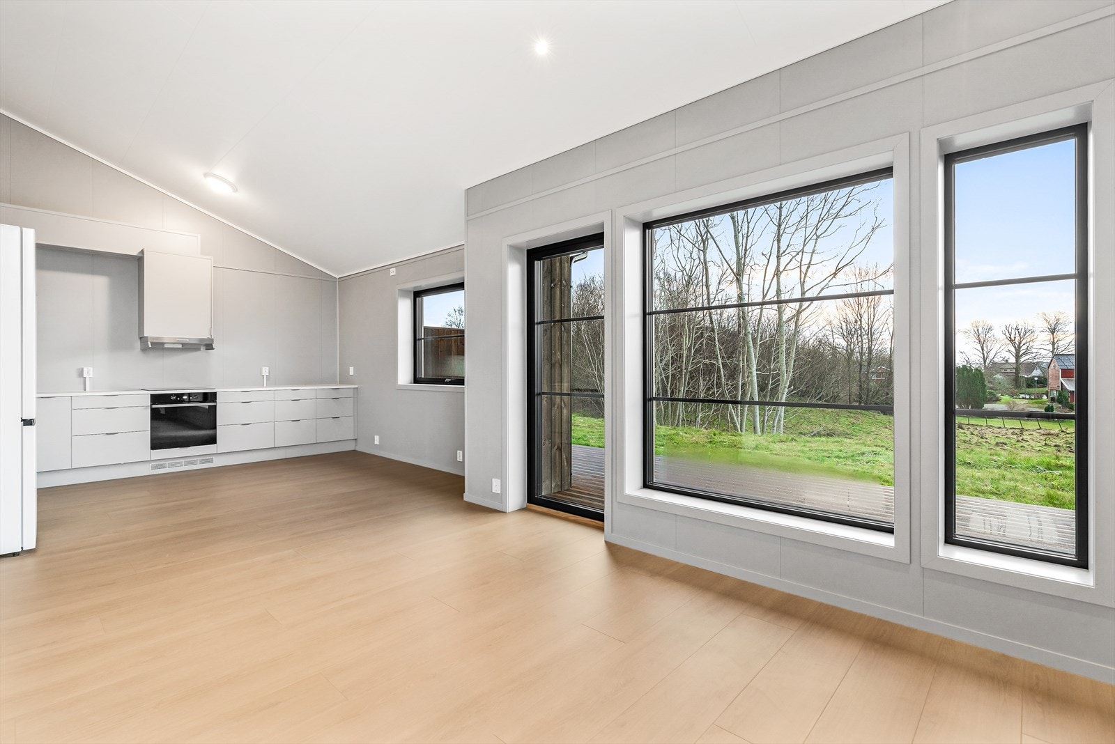 Tomannsboligen er av gode kvaliteter og har en moderne fremtoning. Her får du en arealeffektiv bolig med alt på ett plan. Optimalt for deg som ønsker en mer effektiv hverdag. Galleribilde