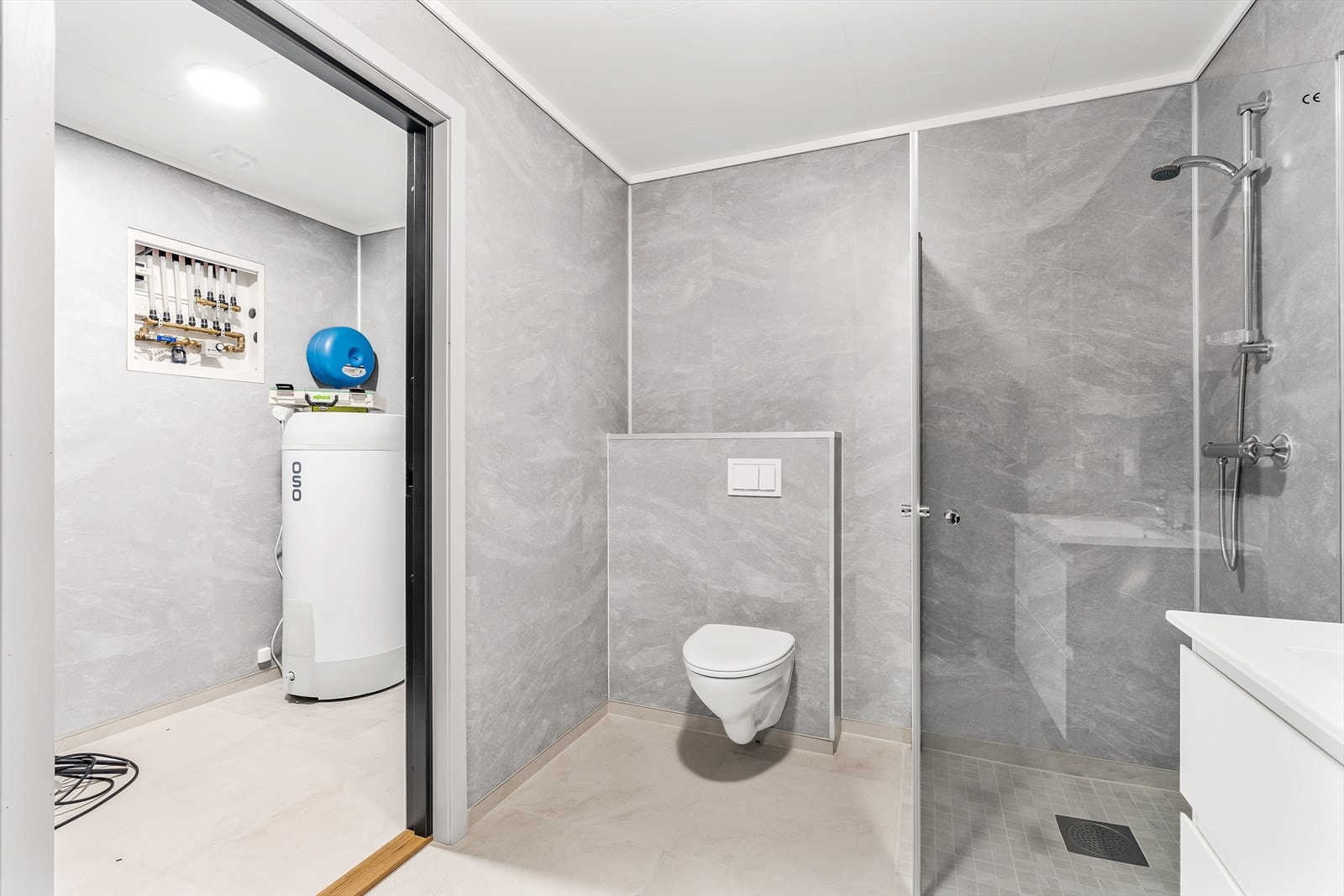 For praktiske hverdager har boligen en romslig bod/ teknisk-rom i tilknytning til baderommet. Galleribilde