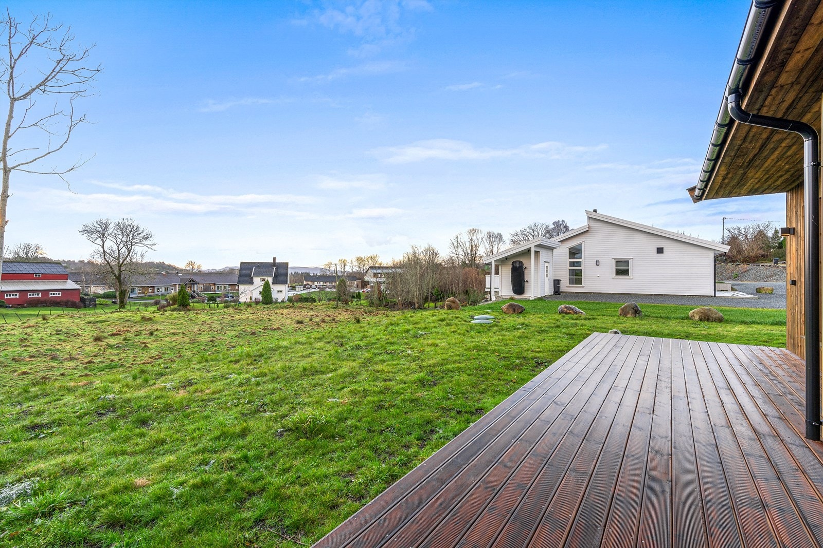 Boligens fine utearealer egner seg godt til lek eller rolige dager utendørs. Galleribilde