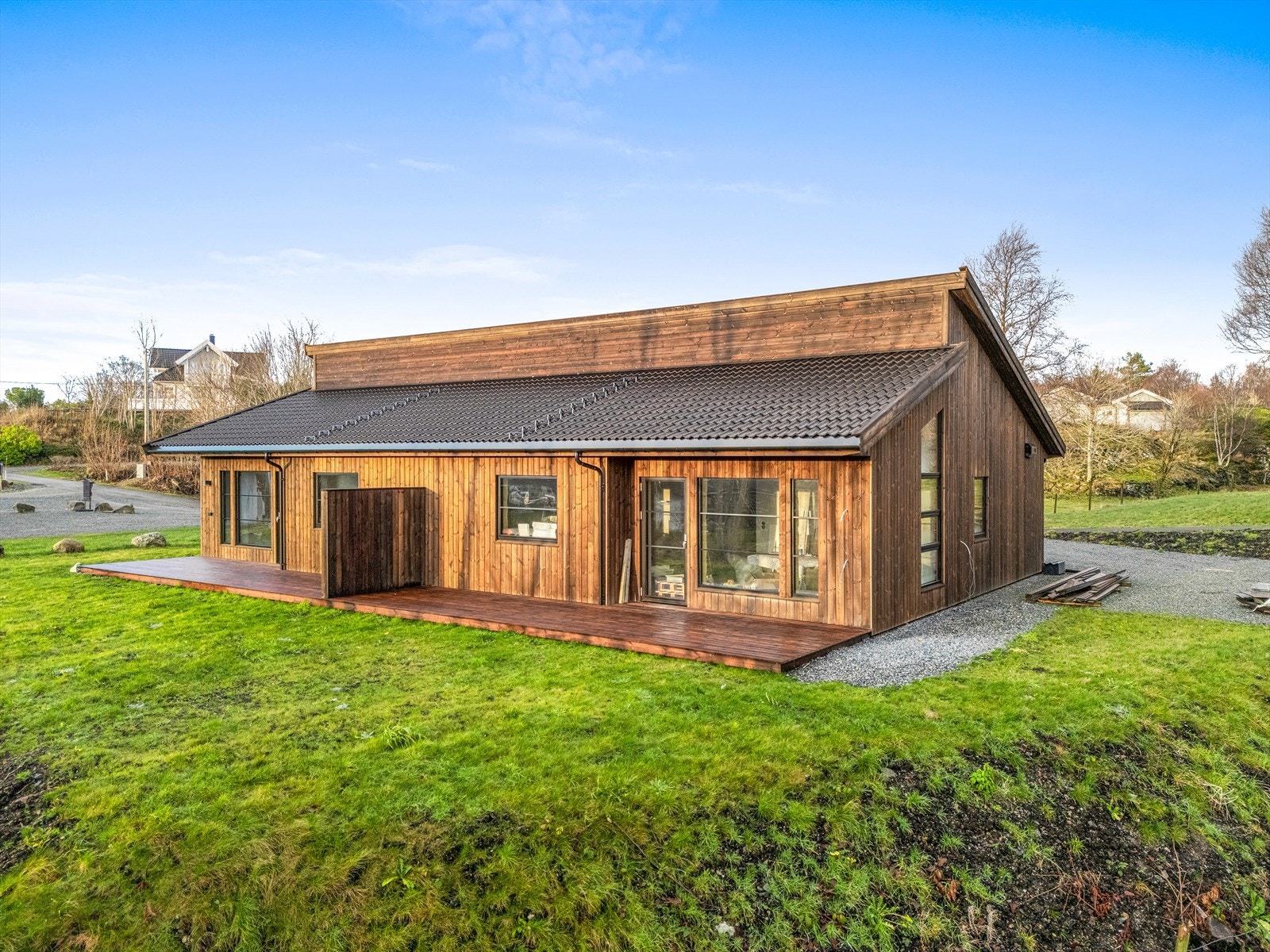 Et moderne og flott hjem perfekt for familien. Eller til deg som ønsker seg alt på et plan, samt stor hage og terrasse. Galleribilde