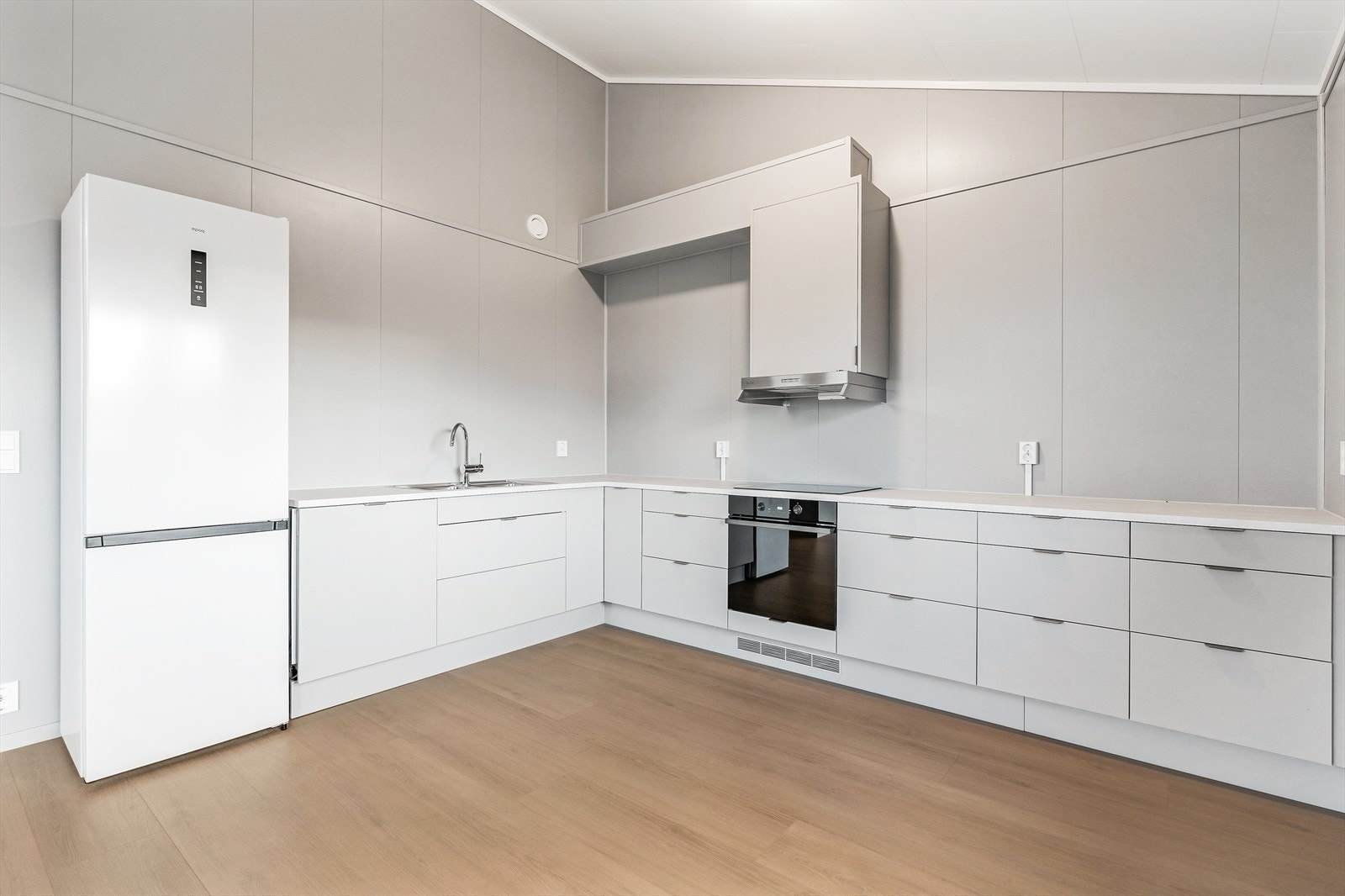 Kjøkkeninnredningen er fra Epoq og fremstår moderne med glatte fronter og tidløst design. Galleribilde