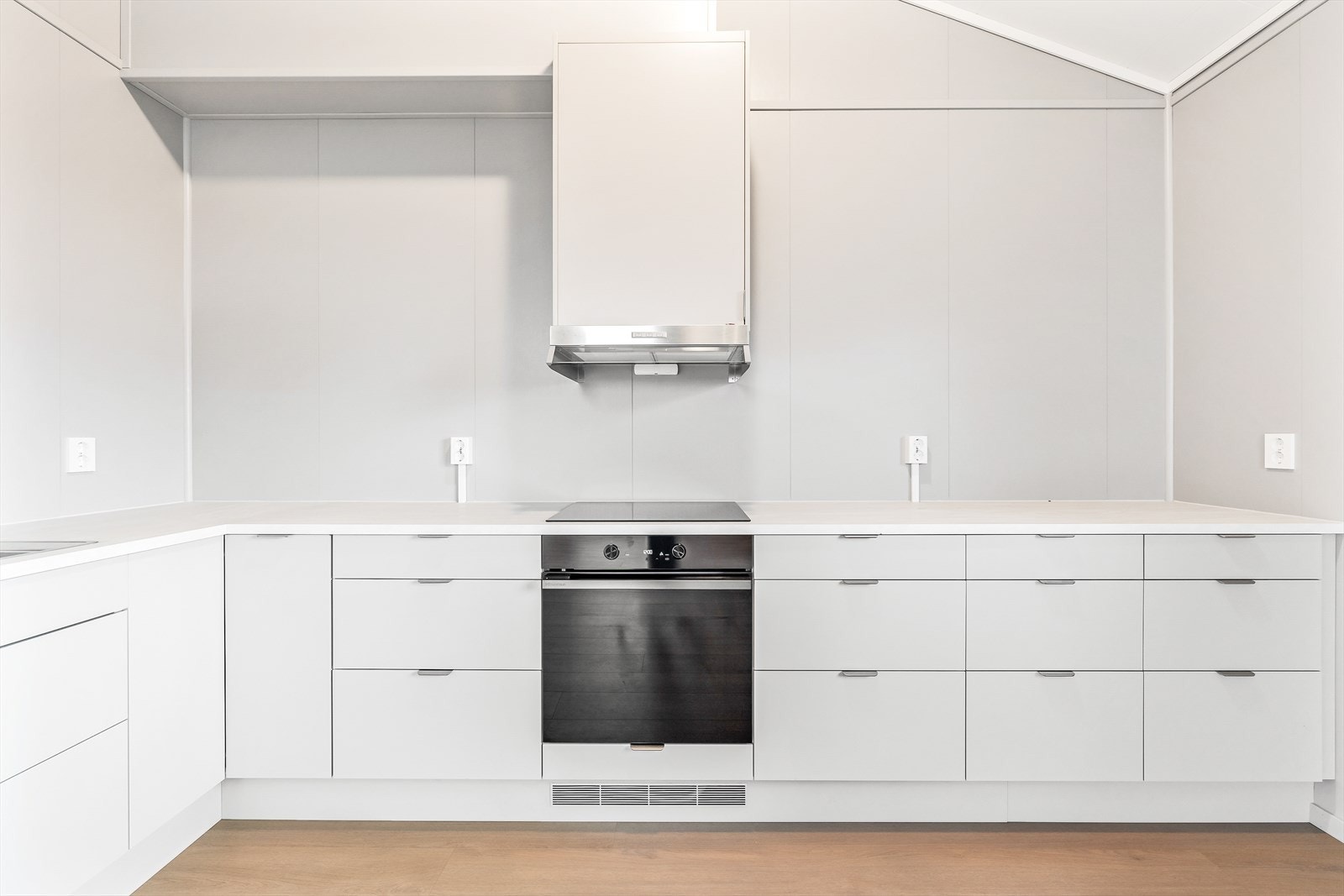 Her finner man integrerte hvitevarer som komfyr, platetopp og oppvaskmaskin. Galleribilde