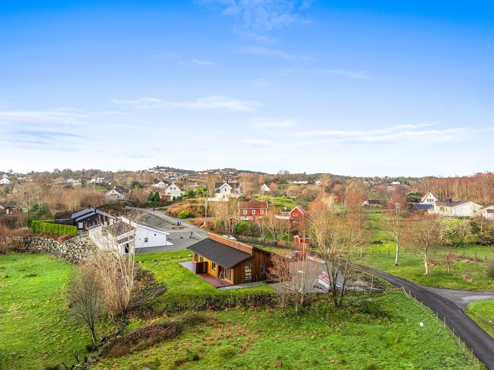 Tomannsboligen er av gode kvaliteter og har en moderne fremtoning. Her får du en arealeffektiv bolig med alt på ett plan. Optimalt for deg som ønsker en mer effektiv hverdag. Galleribilde