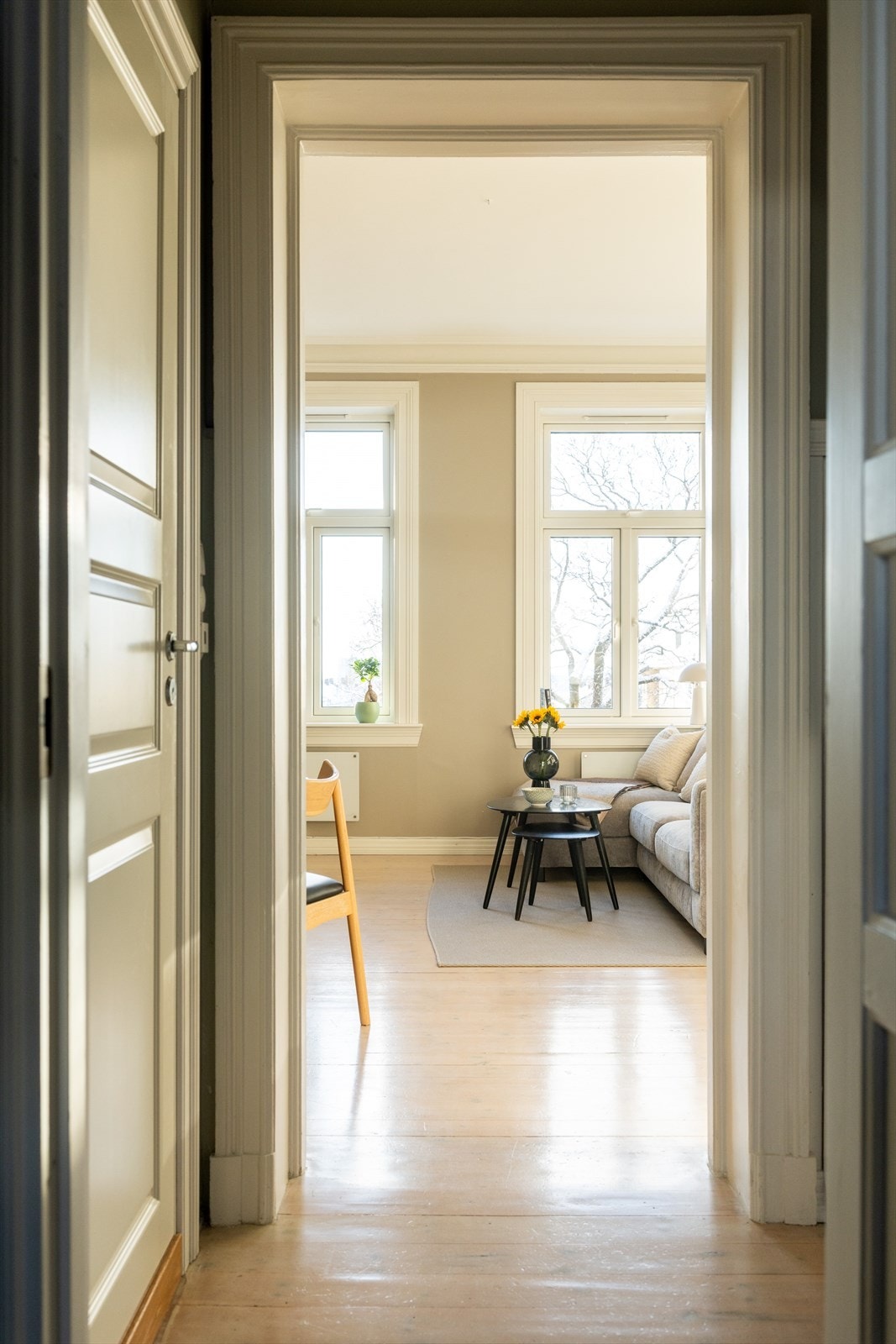 Her er det flotte, originale tregulv og lyse farger på veggene Galleribilde